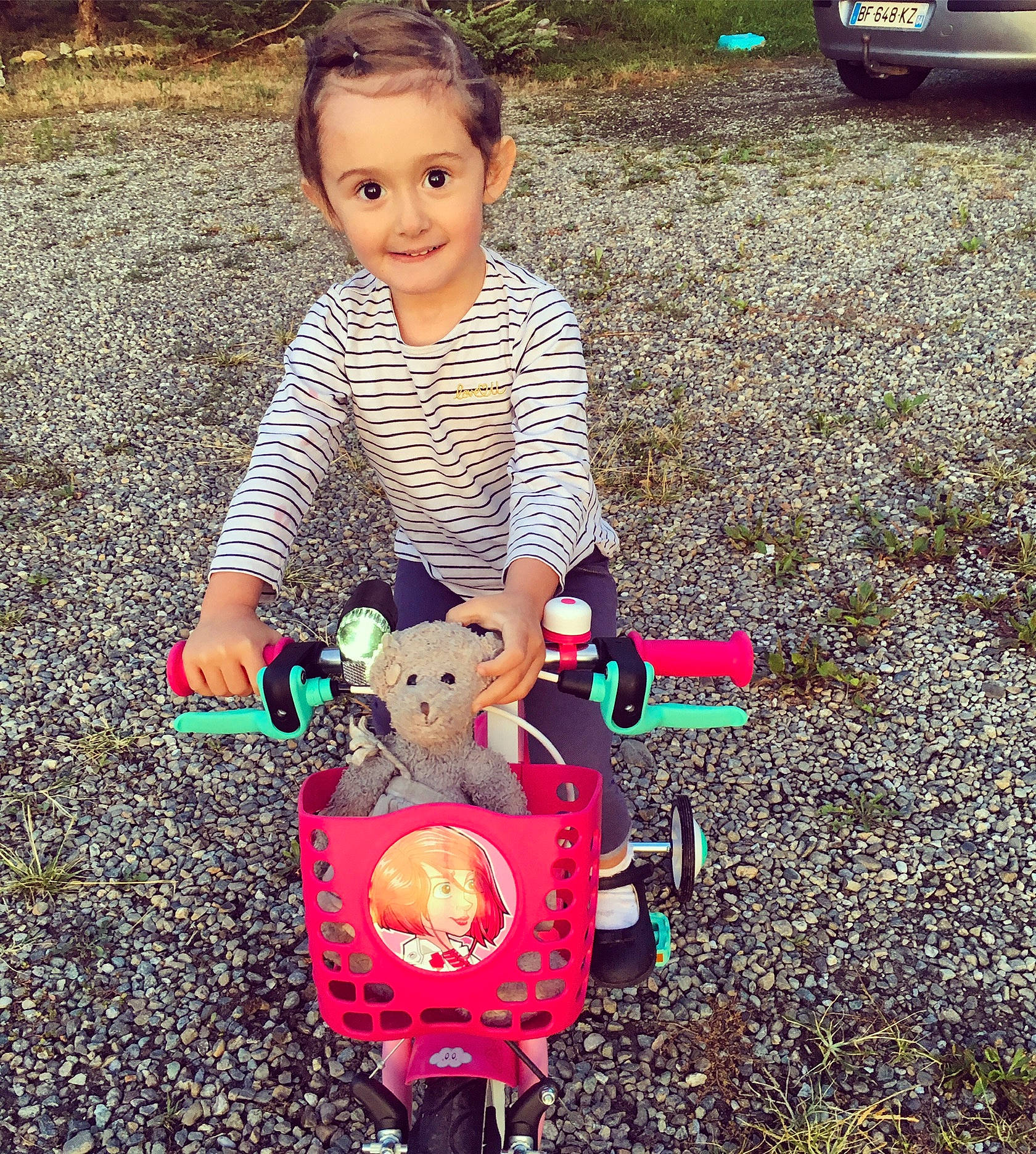 Alaia a rejoint le concours — aidez-le/la à gagner de superbes lots ! car, child, fun, grass, happy, joy, person, pink, plant, play, riding_toy, smile, toddler, toy, vehicle