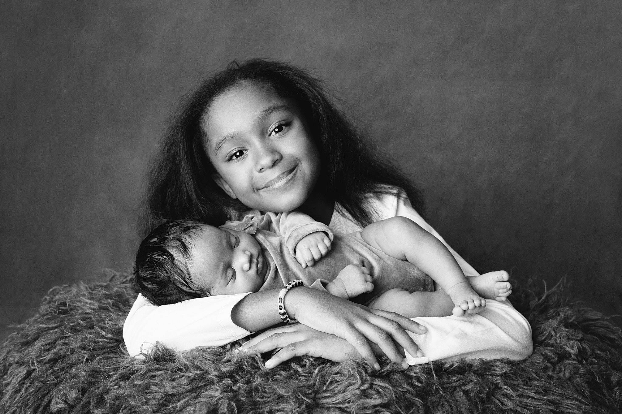 Cylia a rejoint le concours — aidez-le/la à gagner de superbes lots ! baby, black_and_white, child, child_model, eye, flash_photography, happy, joy, long_hair, monochrome, monochrome_photography, person, photograph, photography, portrait, portrait_photography, sibling, sitting, skin, smile