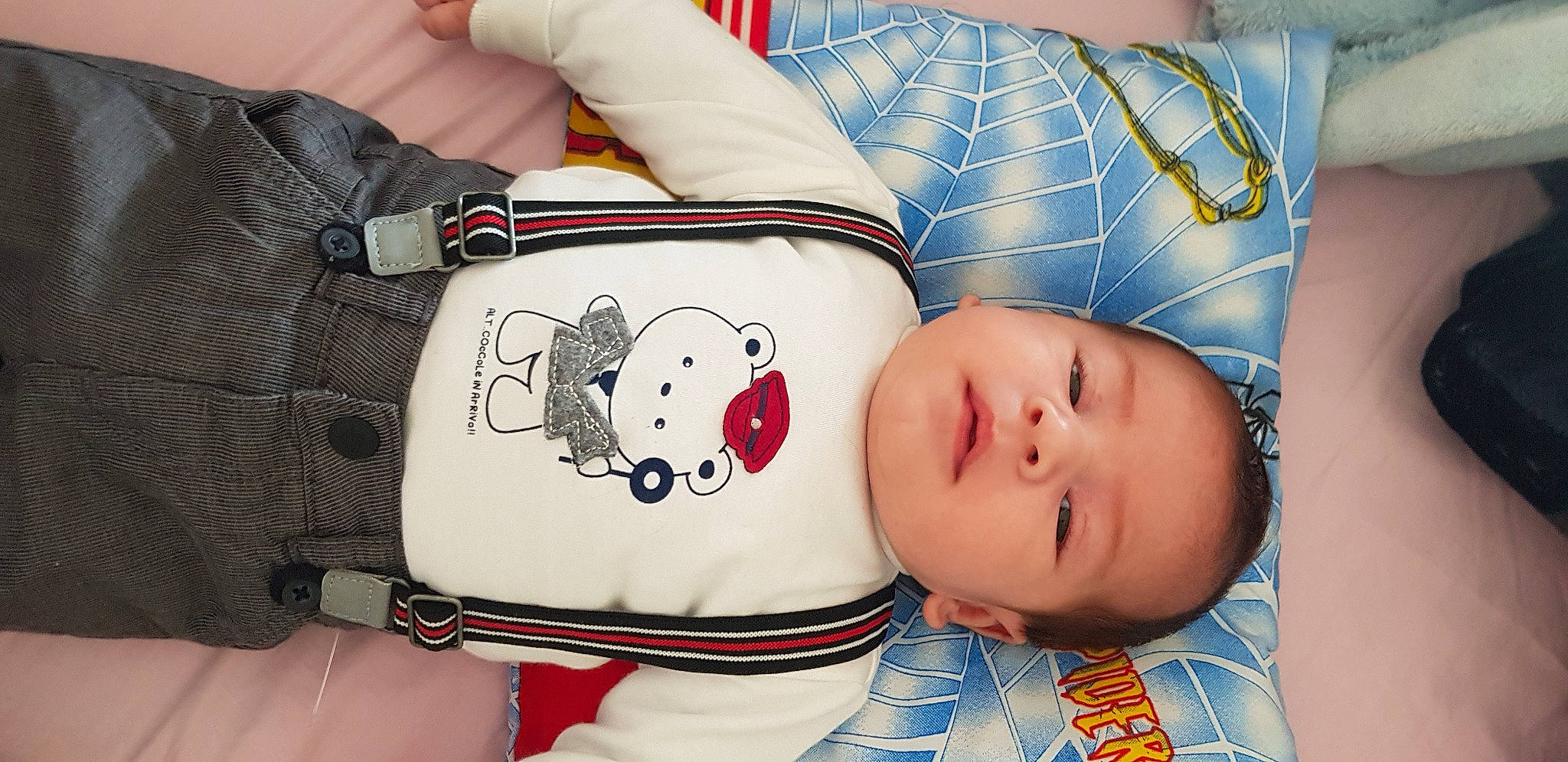 Younes a rejoint le concours — aidez-le/la à gagner de superbes lots ! baby, baby_products, baby_sleeping, baby_toddler_clothing, carmine, cheek, child, collar, comfort, dress_shirt, elbow, happy, linens, neck, pattern, person, sleeve, toddler, white, wrist