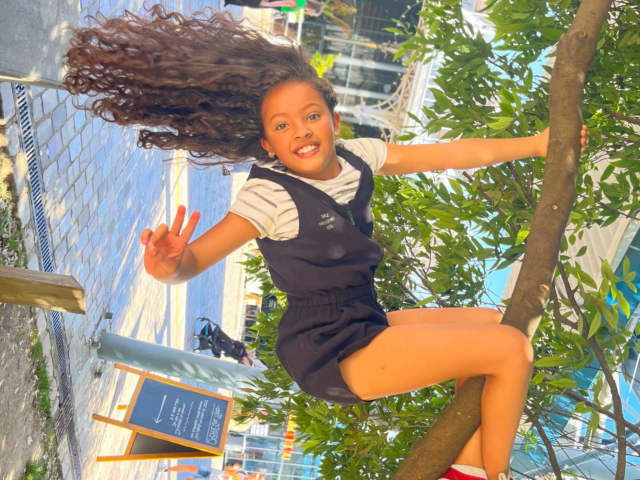 Alicia participe au concours pour gagner de l'argent avec cette photo : beauty, child, city, fun, grass, happy, human_settlement, joy, leaf, leisure, outdoor_play_equipment, people_in_nature, person, recreation, shorts, smile, spring, t_shirt, thigh, toddler