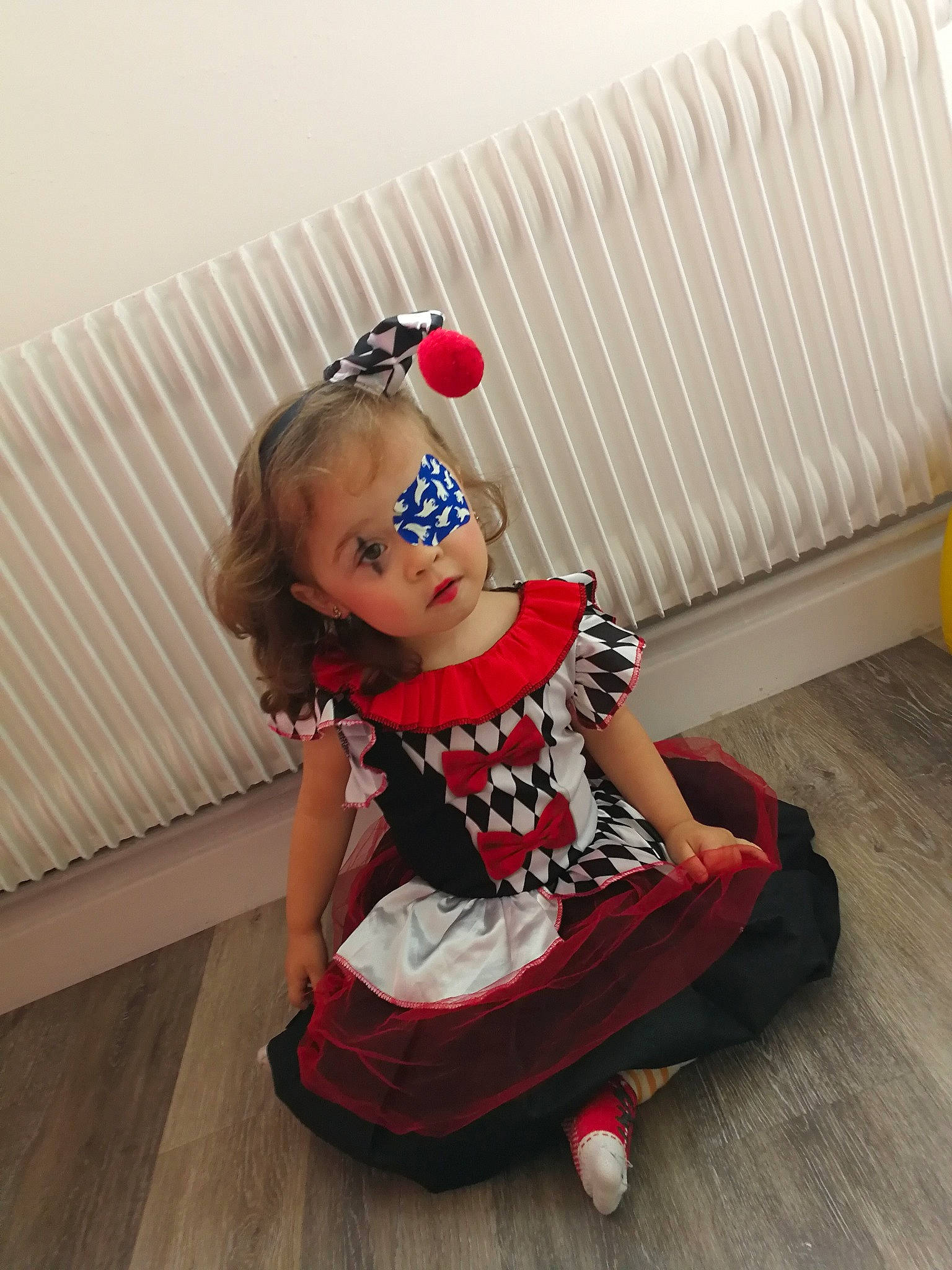 Léna Rose a rejoint le concours — aidez-le/la à gagner de superbes lots ! baby_toddler_clothing, child, costume, footwear, hair_accessory, headband, headgear, person, red, shoe, sitting, toddler