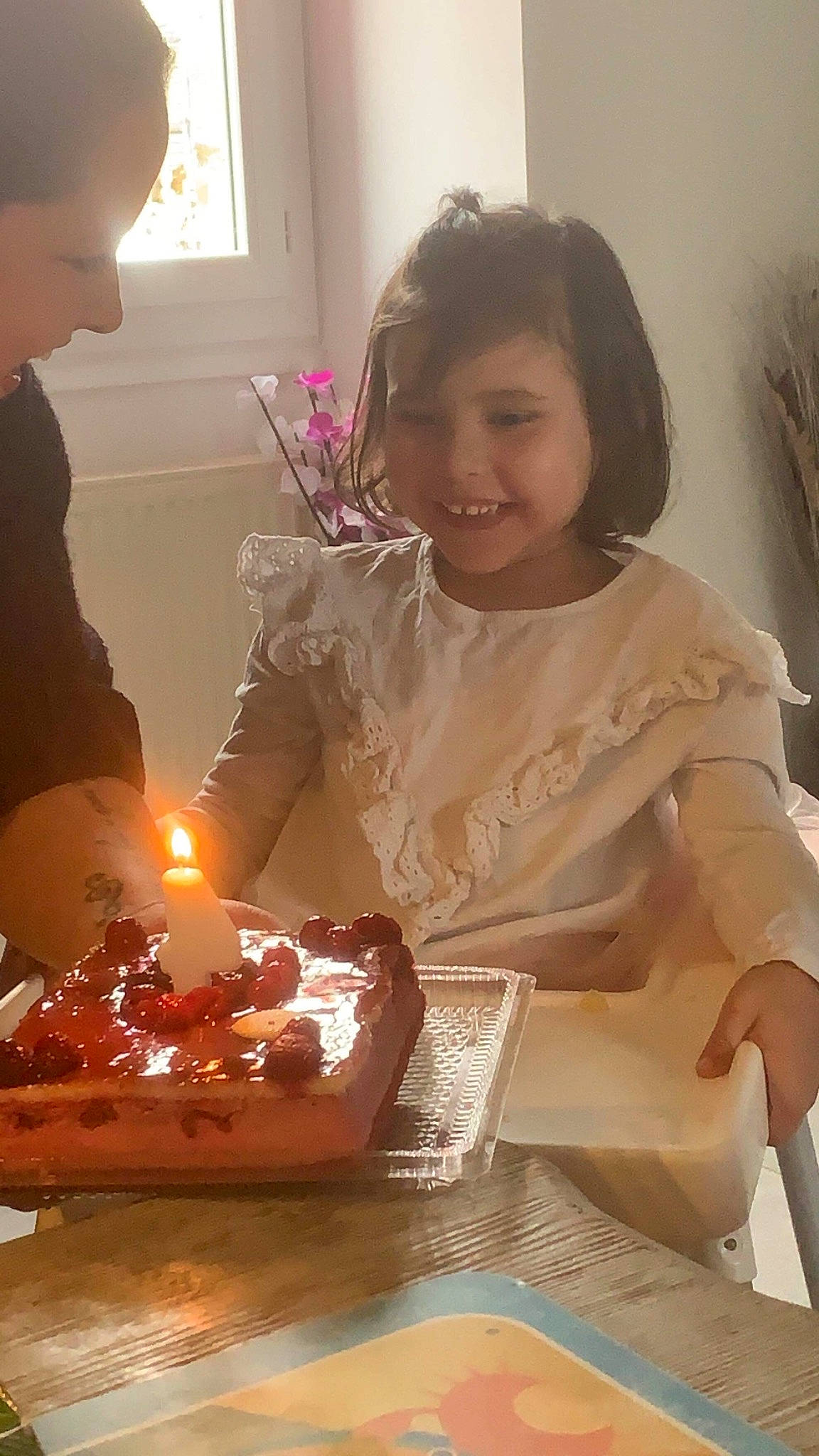 Elybelle a rejoint le concours — aidez-le/la à gagner de superbes lots ! baked_goods, birthday, birthday_cake, birthday_candle, cake, cake_decorating, cake_decorating_supply, candle, cuisine, dessert, flower, food, ingredient, joy, person, plate, sharing, smile, sugar_cake, table