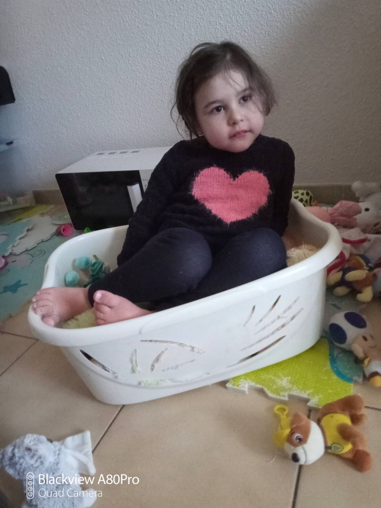 Elybelle a rejoint le concours — aidez-le/la à gagner de superbes lots ! arm, baby, baby_carriage, baby_products, baby_safety, baby_toddler_clothing, bathing, child, comfort, flooring, foot, infant_bed, linens, pattern, person, play, room, sitting, sleeve, thigh