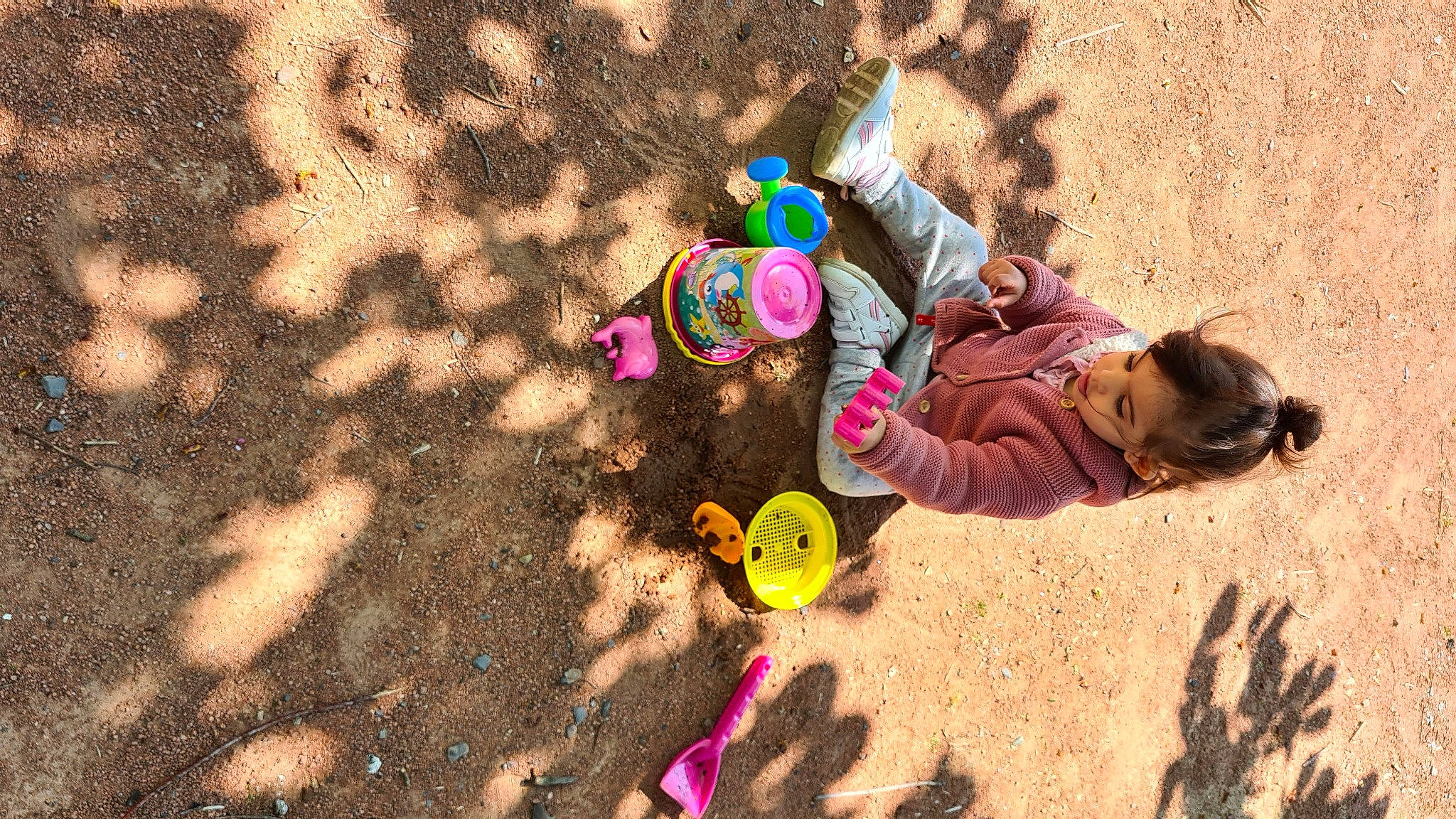 Nour participe au concours pour gagner de l'argent avec cette photo : asphalt, beach, child, coast, eyewear, fun, grass, happy, landscape, leisure, people_in_nature, person, play, recreation, road_surface, rock, sand, shadow, soil, toddler