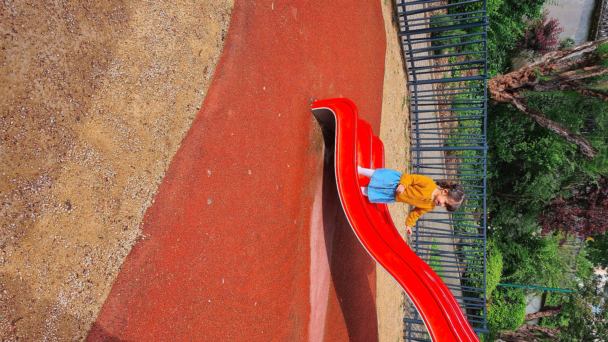 Nour a rejoint le concours — aidez-le/la à gagner de superbes lots ! brick, brickwork, carmine, chute, city, facade, grass, joy, landscape, orange, person, plant, playground_slide, pole, recreation, road, road_surface, shrub, tints_and_shades, tree