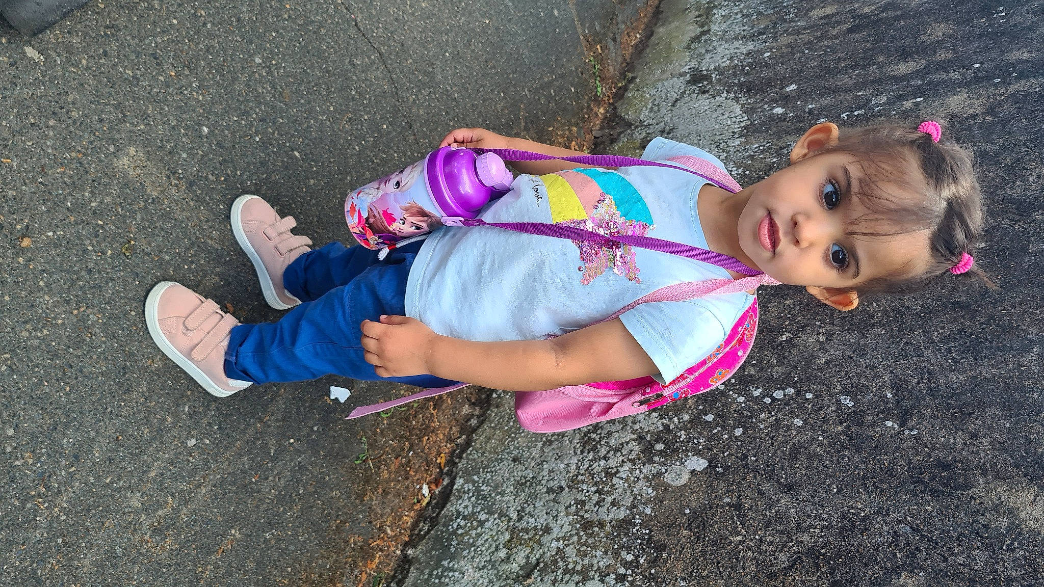 Nour a rejoint le concours — aidez-le/la à gagner de superbes lots ! asphalt, baby_toddler_clothing, child, fashion_accessory, foot, fun, grass, human_body, human_leg, leisure, magenta, person, pink, purple, recreation, road_surface, shoe, sitting, thigh, toddler