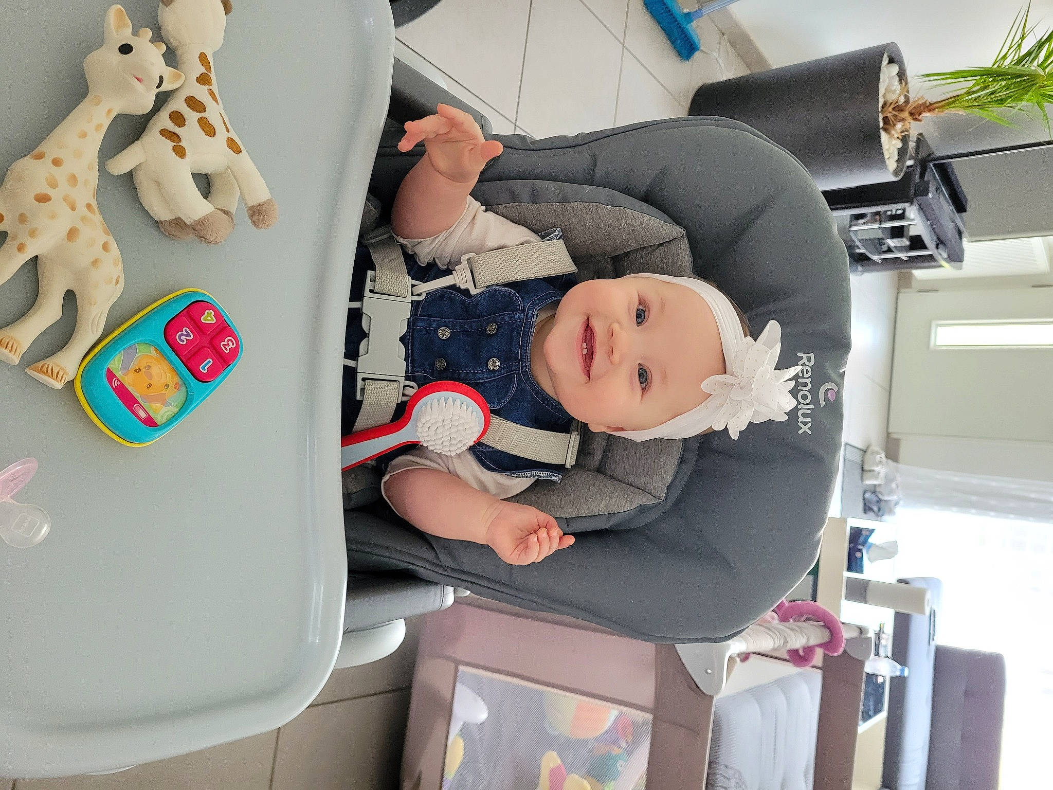 Zalie participe au concours pour gagner de l'argent avec cette photo : baby, baby_products, baby_safety, baby_toddler_clothing, child, comfort, computer, fictional_character, gadget, headwear, health_care, joy, laptop, machine, person, personal_computer, plant, recreation, room, service