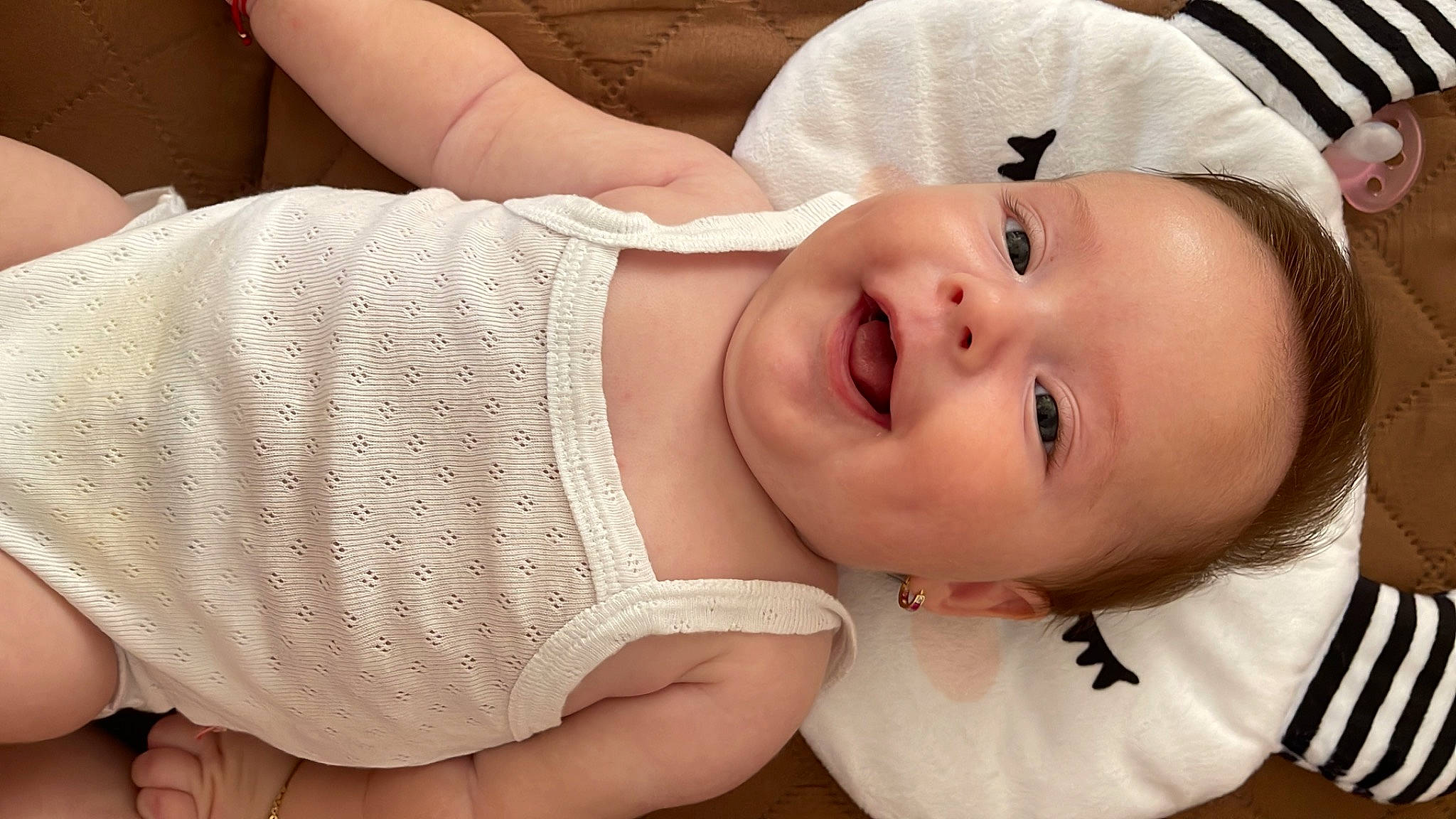 Irina a rejoint le concours — aidez-le/la à gagner de superbes lots ! baby, baby_toddler_clothing, cheek, chest, child, comfort, eyelash, face, happy, headgear, iris, lip, mouth, neck, nose, person, skin, sleeve, smile, textile