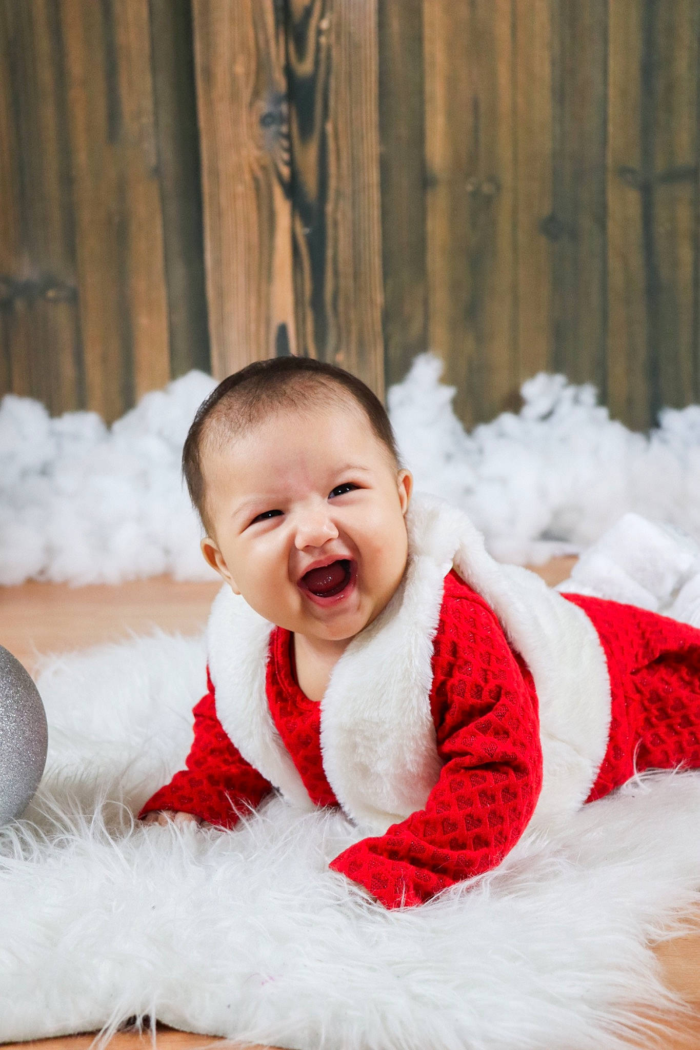Mayleen a rejoint le concours — aidez-le/la à gagner de superbes lots ! baby, baby_toddler_clothing, cheek, child, comfort, event, flash_photography, freezing, fun, fur, fur_clothing, grass, happy, laugh, person, sitting, sleeve, smile, snow, toddler