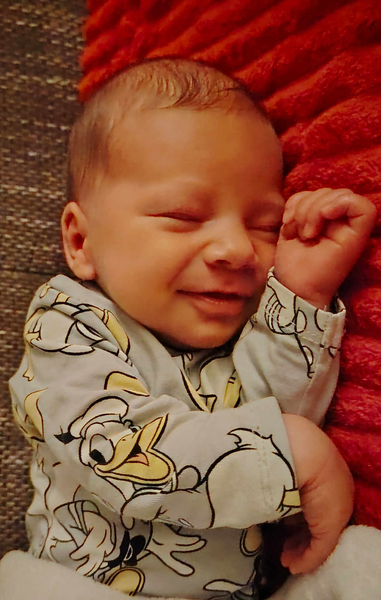 Ange a rejoint le concours — aidez-le/la à gagner de superbes lots ! baby, sleeping, smiling, onesie, donald_duck, infant, cute, cozy, blanket, child, face, hand, clothing, portrait, relaxing, indoors, soft, peaceful, newborn, resting