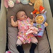 Oriana a rejoint le concours — aidez-le/la à gagner de superbes lots ! baby, baby_bed, child, colorful_clothing, cushion, cute, doll, indoor, infant, nursery, peaceful, person, pink, plush_toy, resting, sleeping, small_child, soft_toys, striped_tights, toy_animal