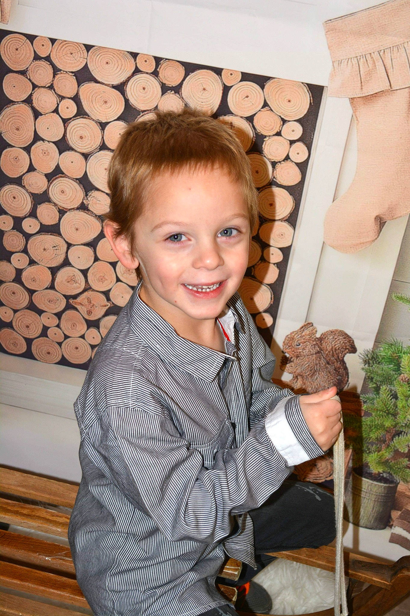 Yaniss participe au concours pour gagner de l'argent avec cette photo : boy, child, fun, girl, hair, hairstyle, human_hair_color, joy, pattern, person, product, skin, smile, standing, textile, toddler