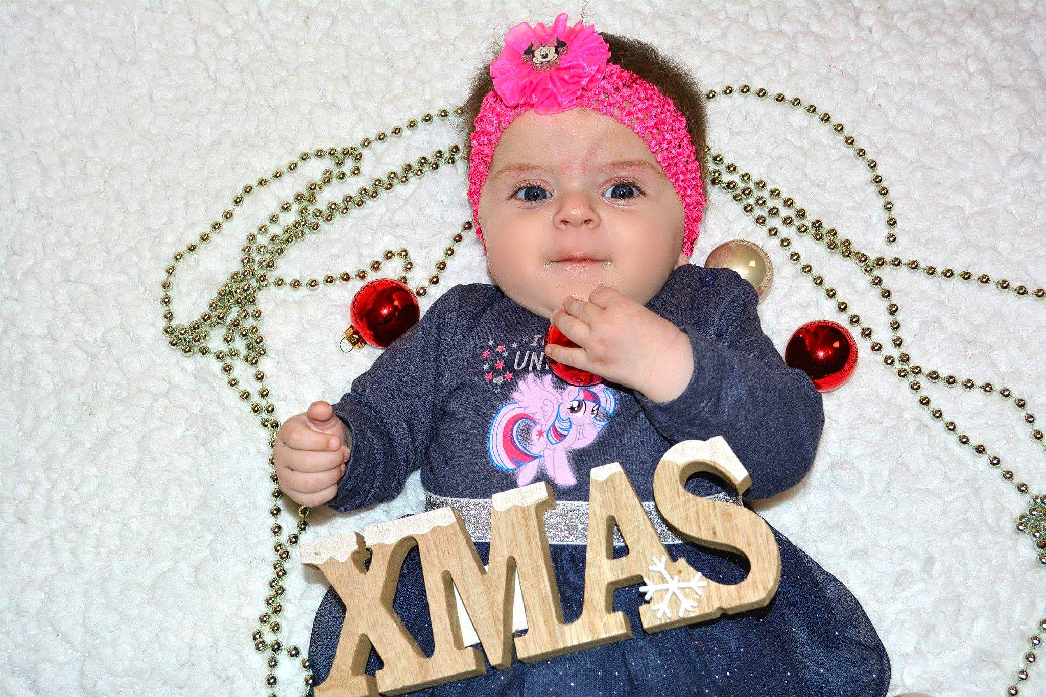 Emily participe au concours pour gagner de l'argent avec cette photo : child, girl, hair_accessory, headgear, headpiece, infant, material, person, pink, product, textile, toddler