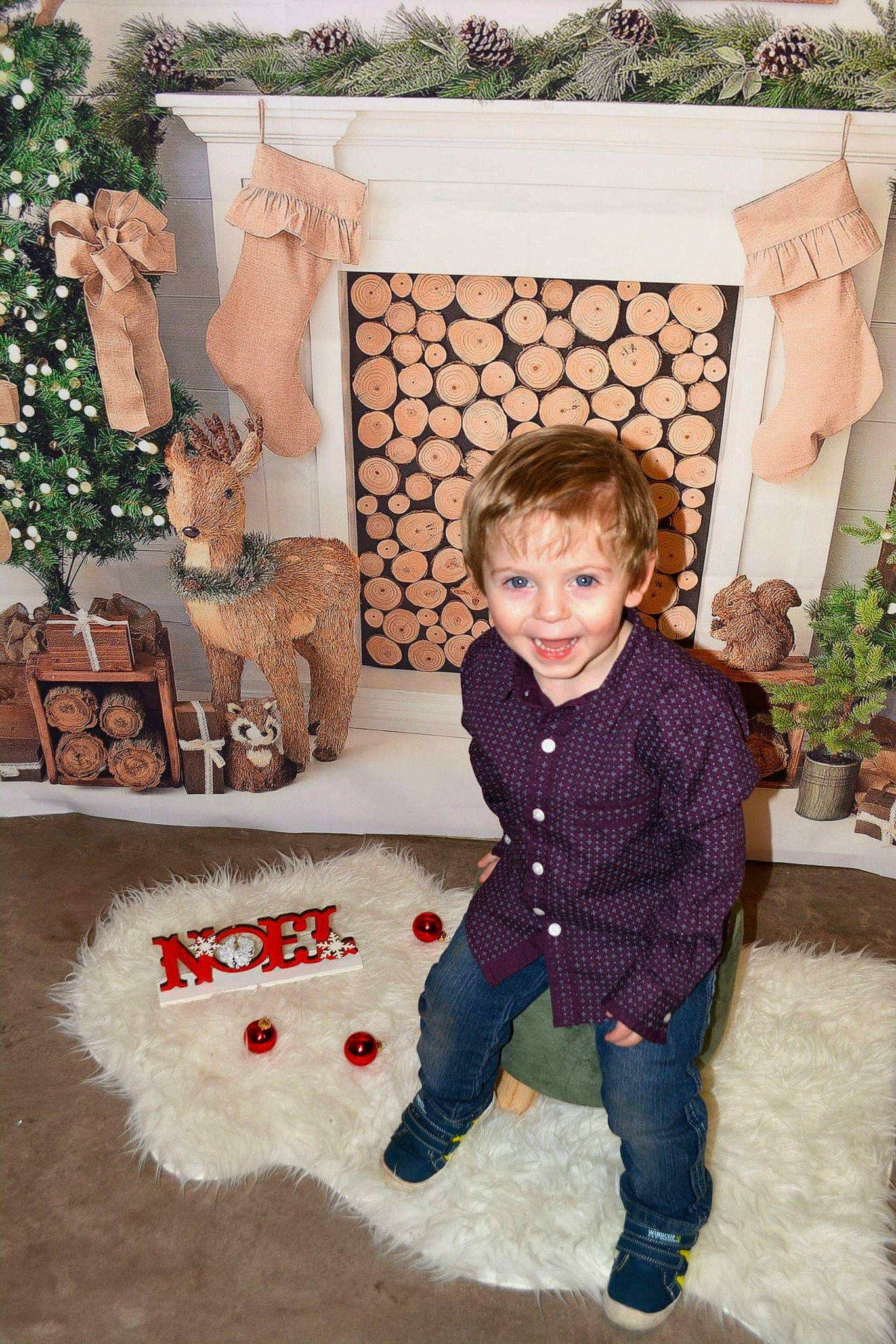 Mattéo participe au concours pour gagner de l'argent avec cette photo : child, christmas, design, flooring, fur, girl, holiday, house, joy, material, pattern, person, play, textile, toddler