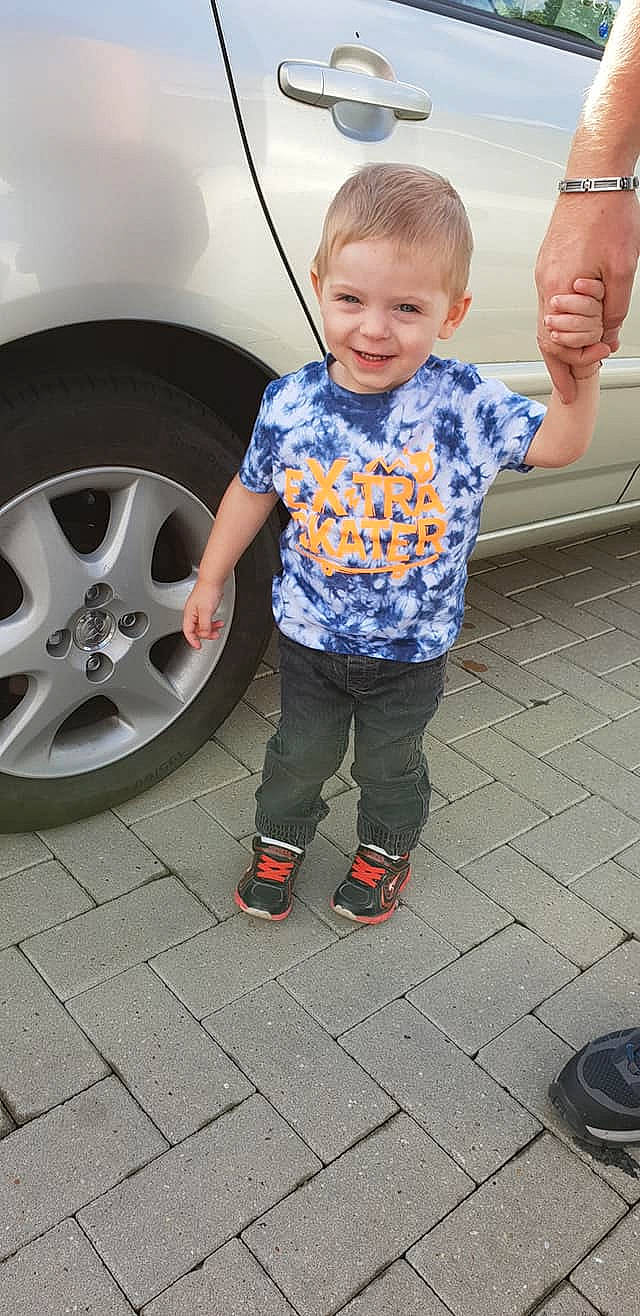 Mattéo participe au concours pour gagner de l'argent avec cette photo : car, child, cool, family_car, footwear, fun, girl, jeans, joy, person, play, product, shoe, sitting, snapshot, standing, tire, toddler, vacation, vehicle