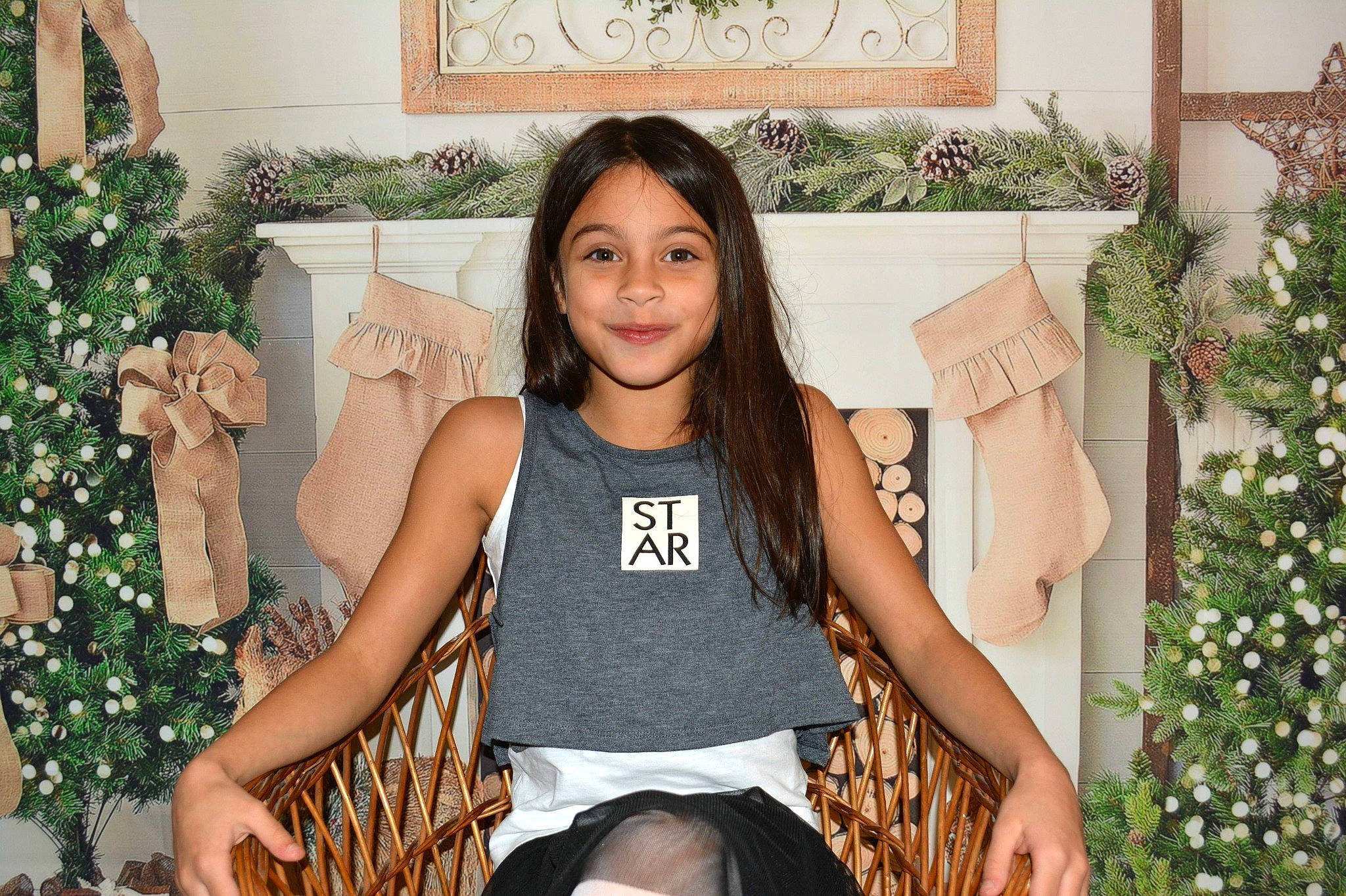 Kayliah a rejoint le concours — aidez-le/la à gagner de superbes lots ! abdomen, beauty, black_hair, brown_hair, girl, leg, long_hair, person, shoulder, sitting, thigh, trunk