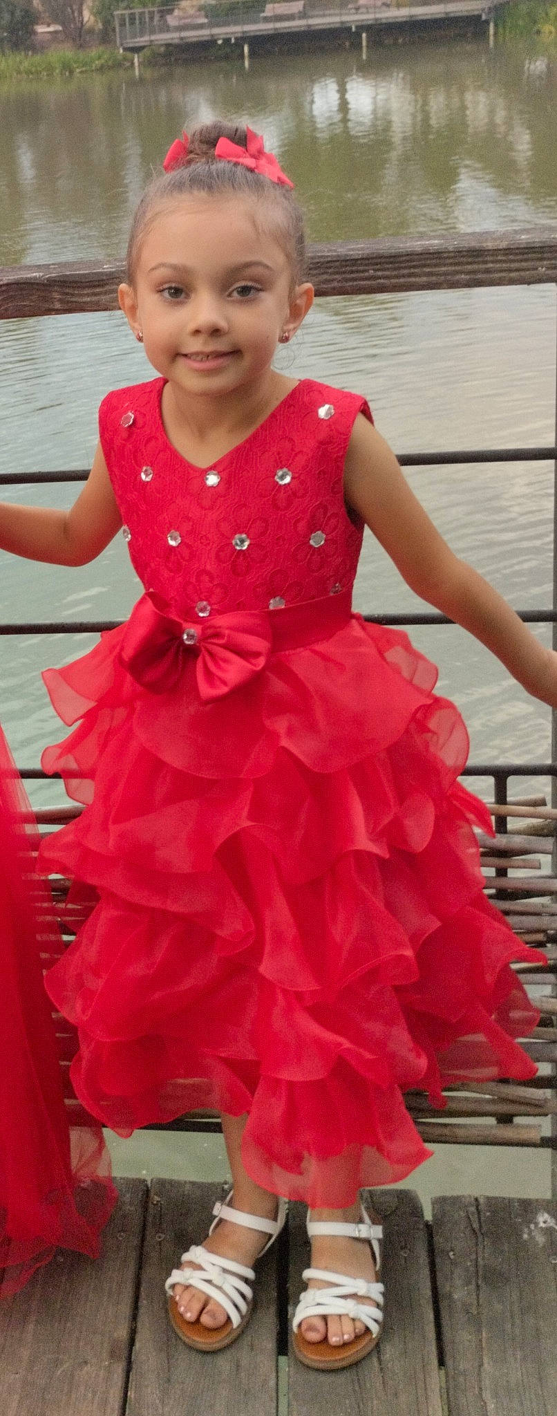 Jana a rejoint le concours — aidez-le/la à gagner de superbes lots ! baby_toddler_clothing, bridal_party_dress, day_dress, dress, fashion_design, gown, hairstyle, happy, joint, joy, neck, one_piece_garment, person, pink, red, shoulder, sleeve, smile, toddler, waist