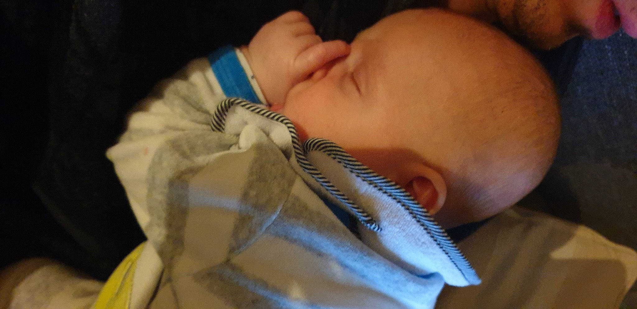 Adrian participe au concours pour gagner de l'argent avec cette photo : baby, baby_products, baby_sleeping, baby_toddler_clothing, bedtime, cheek, child, comfort, eyebrow, eyelash, medical, nail, nap, organ, person, photography, safety_glove, skin, sleep, toddler