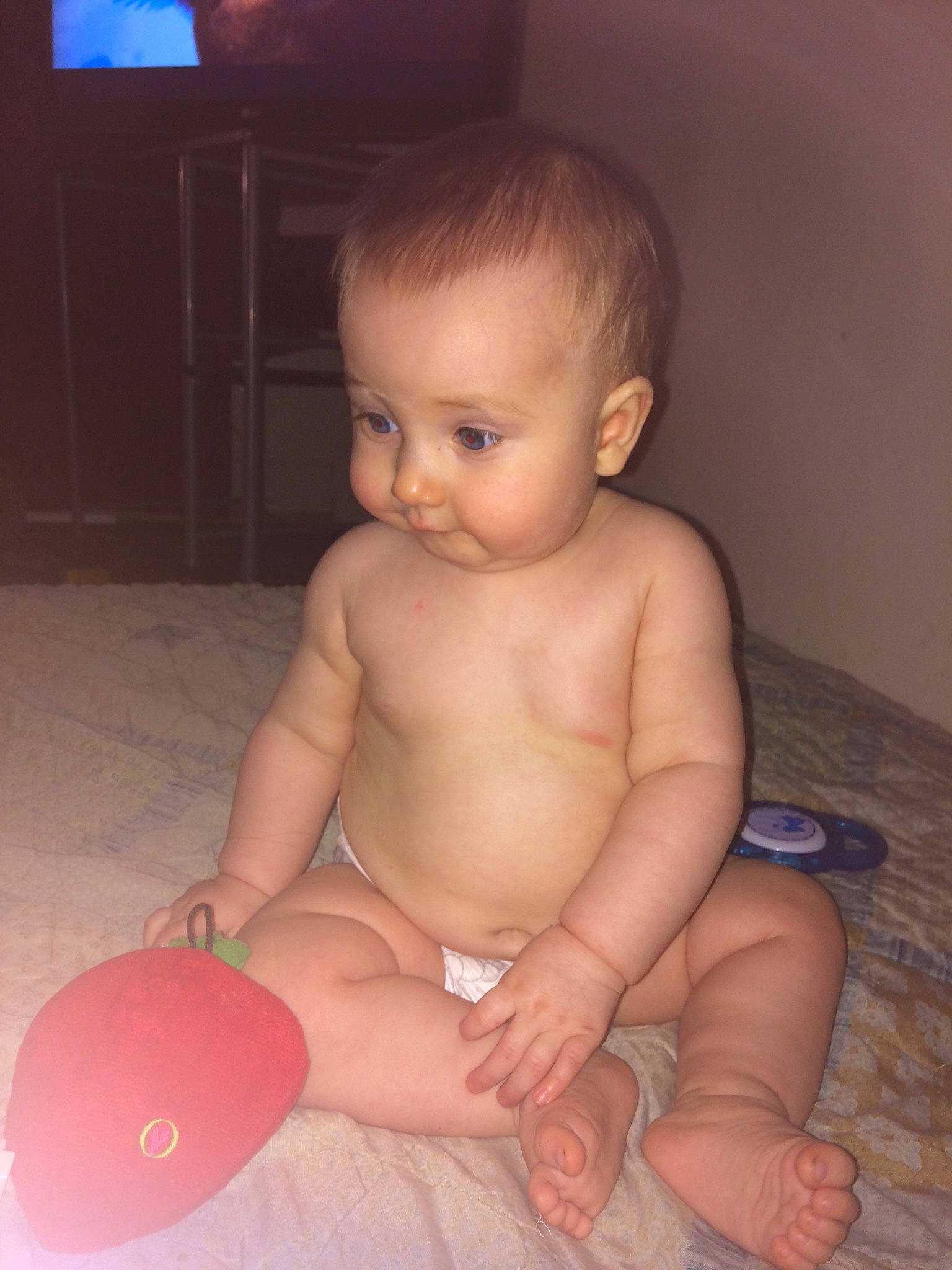 Kobe is registered to the contest to win money with this photo: cheek, child, finger, hand, infant, iris, leg, mouth, person, sitting, skin, toddler