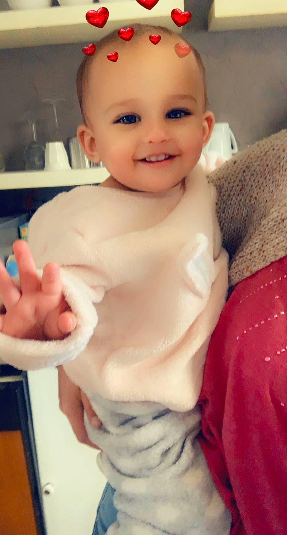 Thèa a rejoint le concours — aidez-le/la à gagner de superbes lots ! arm, cheek, chin, ear, face, finger, gesture, happy, head, jaw, joy, lip, mouth, muscle, neck, nose, person, skin, smile, stomach