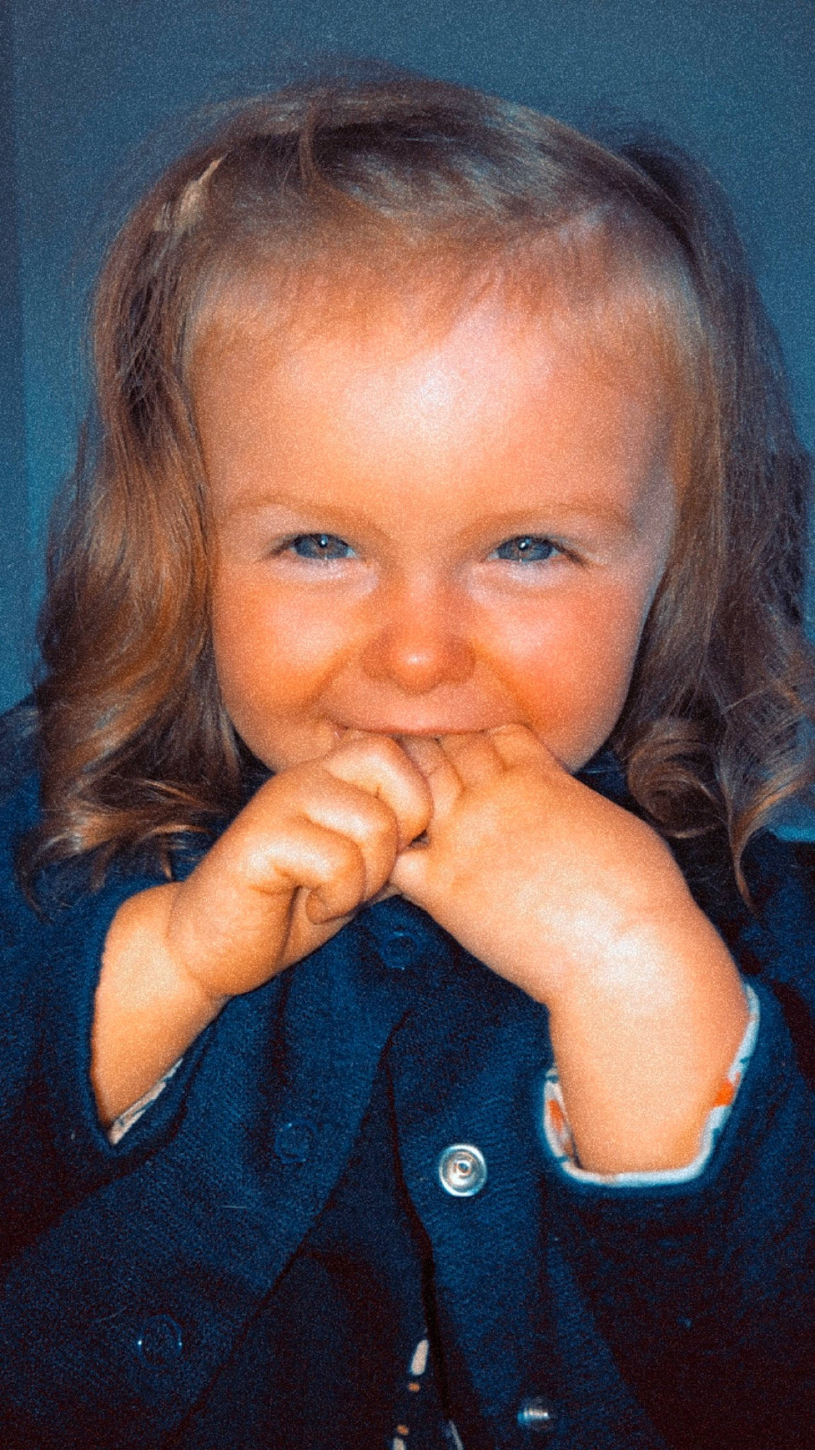 Mila participe au concours pour gagner de l'argent avec cette photo : cheek, chin, ear, eye, eyebrow, eyelash, face, forehead, hair, hairstyle, hand, happy, human_body, iris, lip, mouth, neck, nose, person, skin