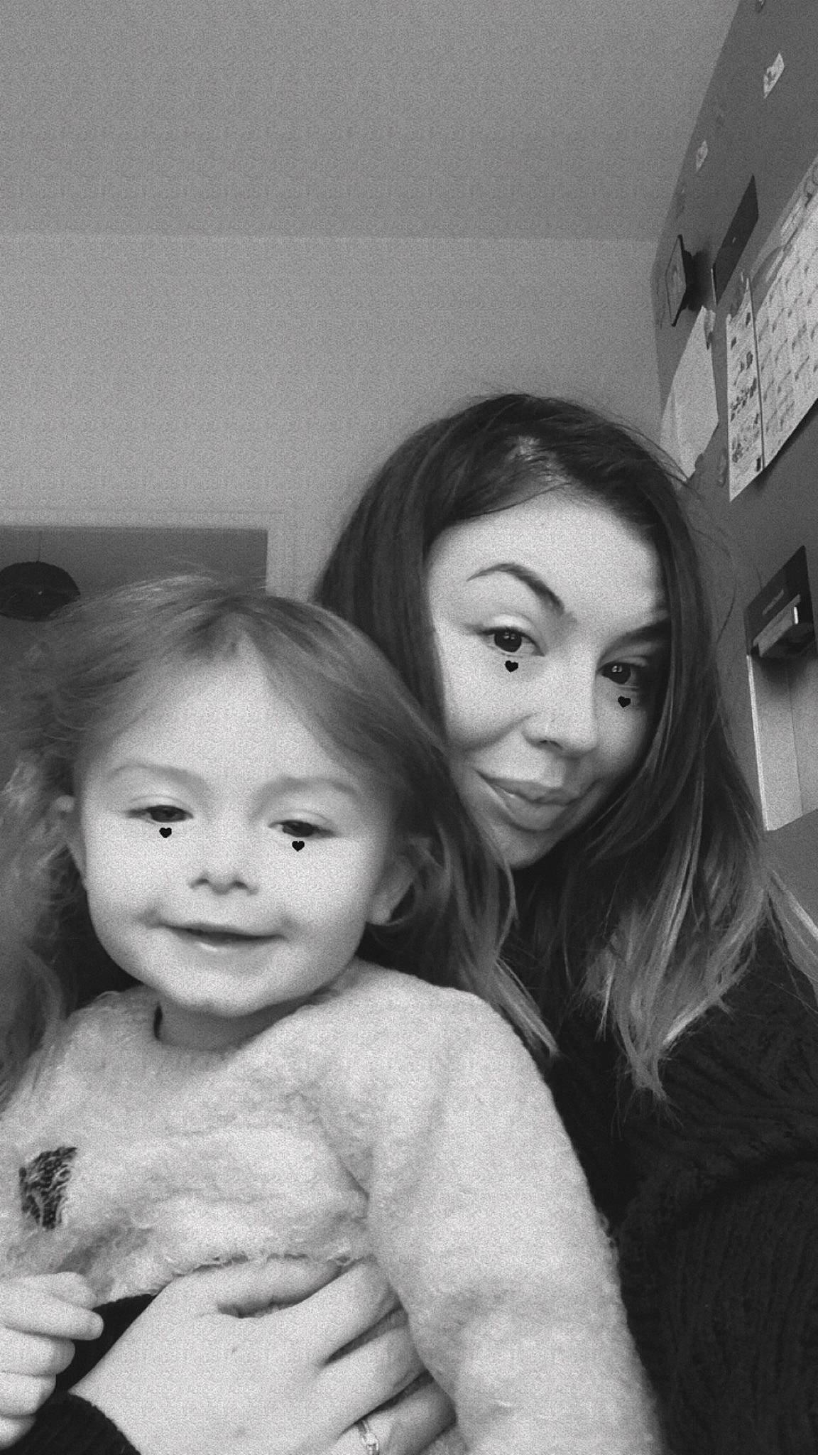 Mila participe au concours pour gagner de l'argent avec cette photo : black_and_white, cheek, eye, eyebrow, face, flash_photography, fun, gesture, hair, happy, head, iris, joy, lip, monochrome, mouth, nose, person, skin, smile