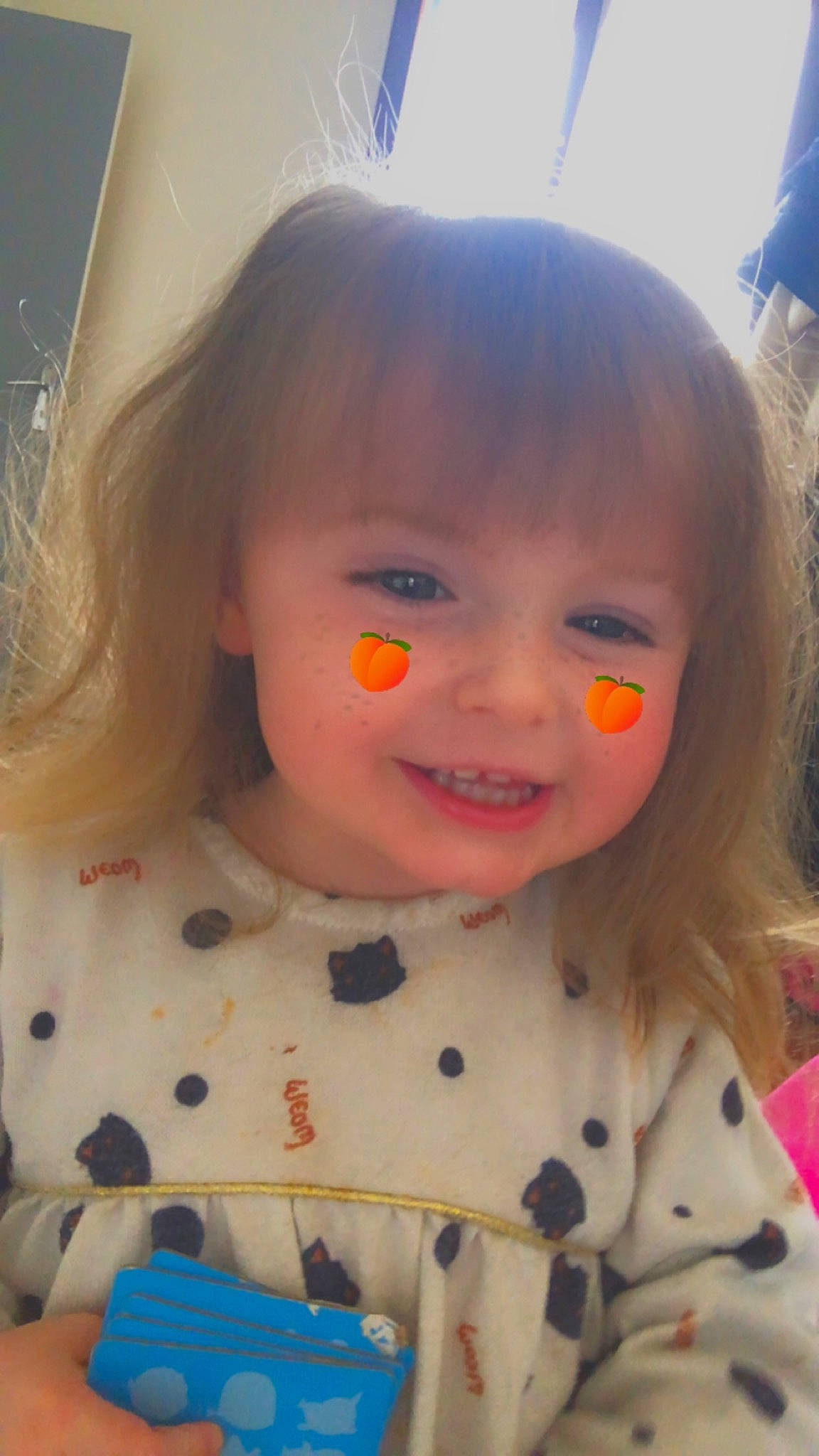 Mila a rejoint le concours — aidez-le/la à gagner de superbes lots ! baby_toddler_clothing, blond, cheek, child, chin, eye, eyelash, facial_expression, fun, happy, iris, joy, lip, nose, orange, pattern, person, pink, skin, sleeve