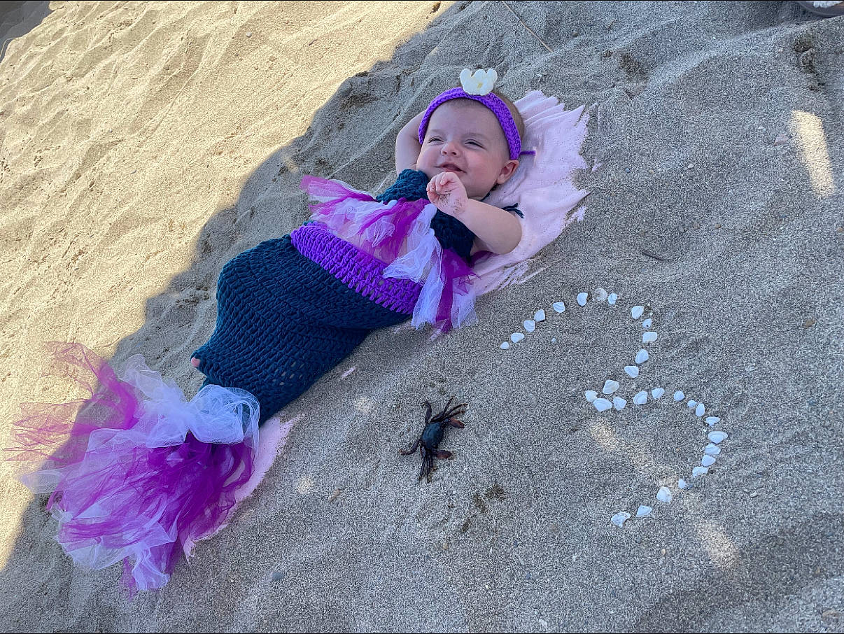 Darling a rejoint le concours — aidez-le/la à gagner de superbes lots ! baby, child, concrete, fashion_accessory, fun, grass, headwear, landscape, leisure, linens, magenta, pattern, person, pink, purple, road_surface, sand, shadow, textile, toddler