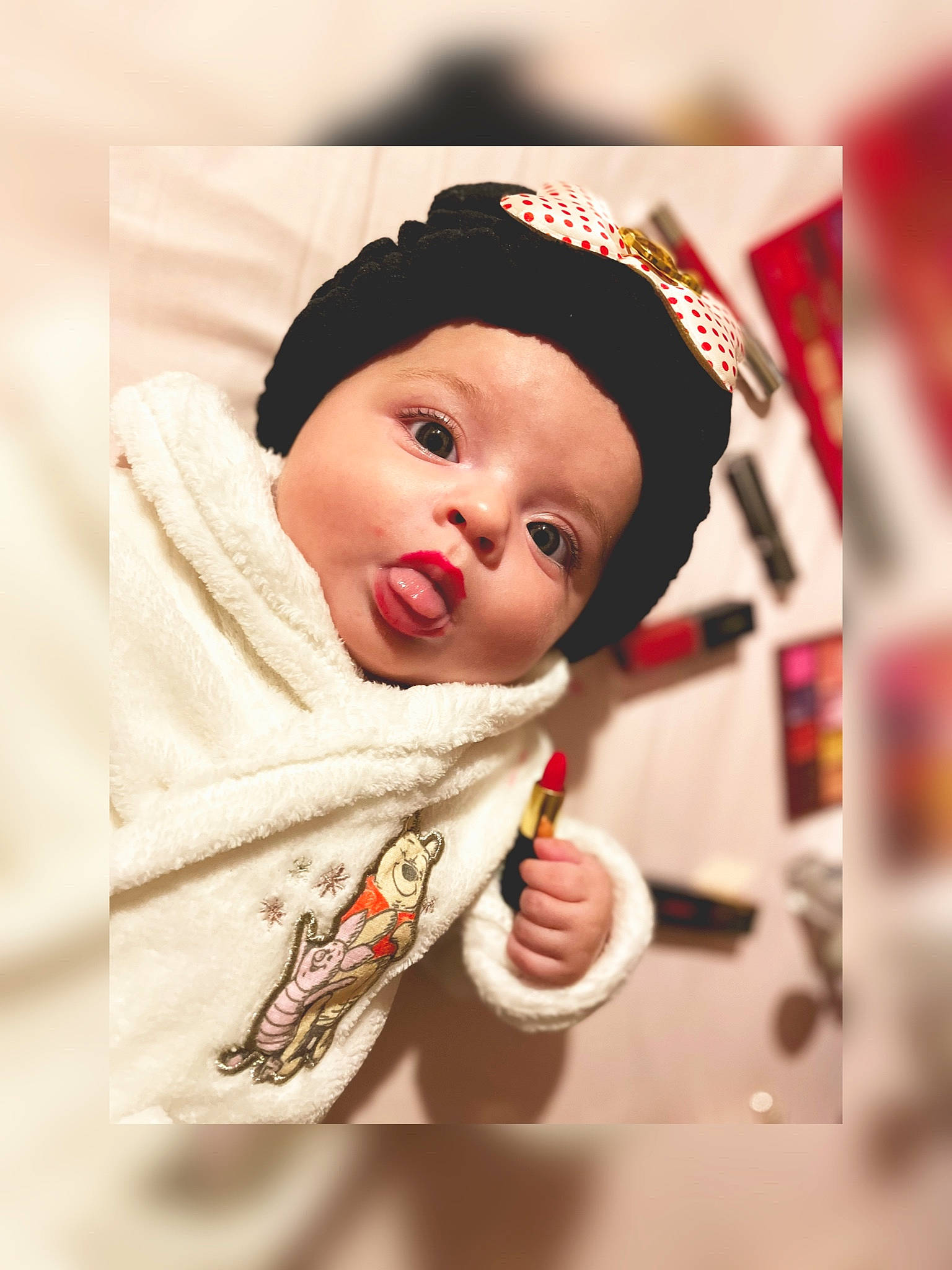 Darling participe au concours pour gagner de l'argent avec cette photo : baby, baby_toddler_clothing, beanie, cap, carmine, cheek, child, chin, comfort, event, eyebrow, fashion_accessory, fun, happy, hat, lip, outerwear, person, room, sleeve