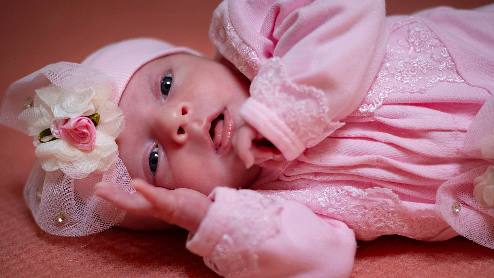 Darling participe au concours pour gagner de l'argent avec cette photo : baby, baby_products, baby_toddler_clothing, cheek, child, comfort, eyelash, fashion_accessory, hair_accessory, happy, headband, headwear, lip, nail, peach, person, petal, pink, skin, sweetness