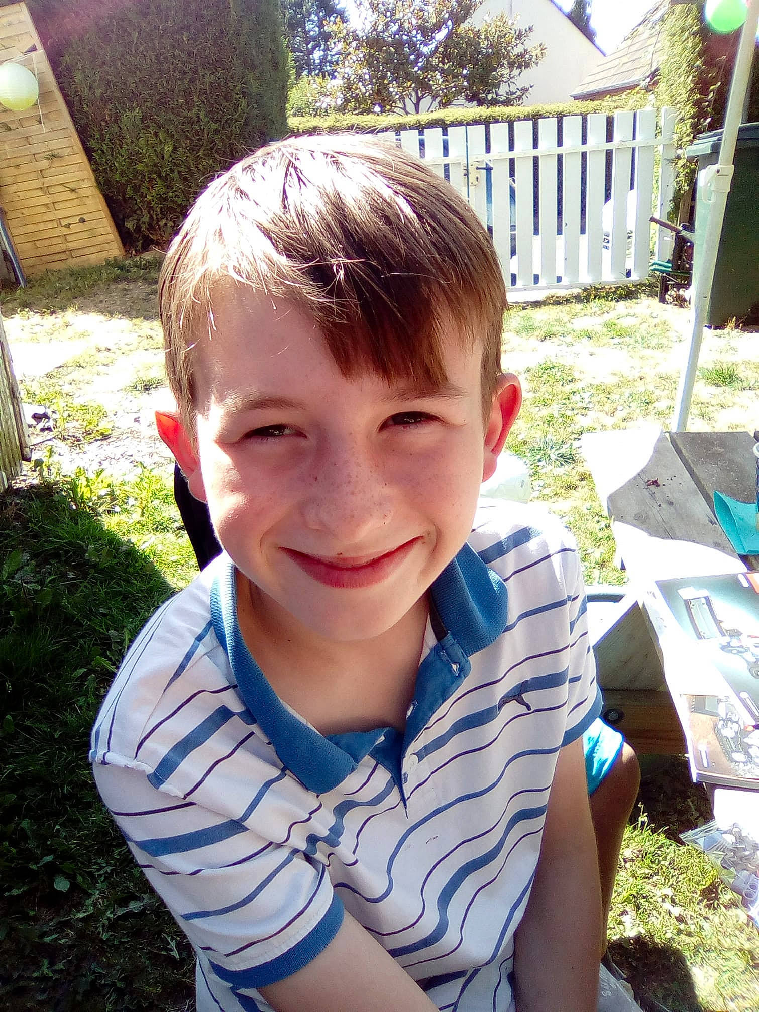 Kylian a rejoint le concours — aidez-le/la à gagner de superbes lots ! blond, boy, child, day, emotion, eye, face, facial_expression, fun, girl, grass, hair, hairstyle, head, human_hair_color, joy, person, skin, smile, summer