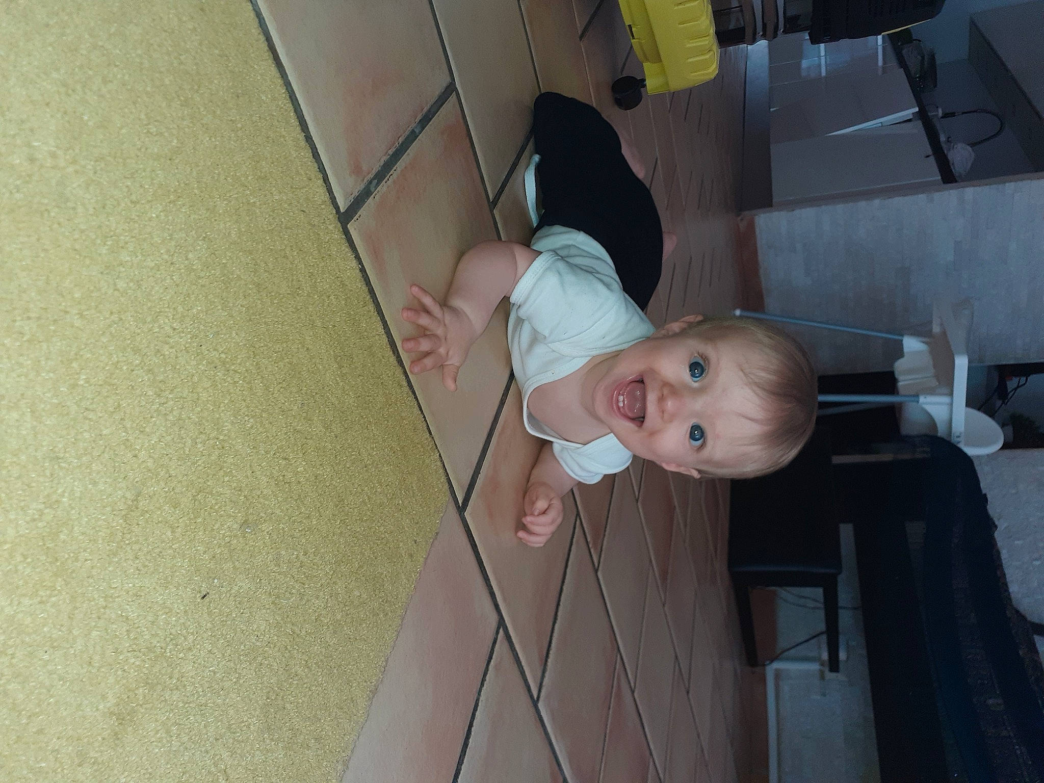 Liam a rejoint le concours — aidez-le/la à gagner de superbes lots ! baby, baby_products, baby_safety, baby_toddler_clothing, ceiling, child, cleanliness, comfort, floor, flooring, fun, hardwood, head, person, room, standing, toddler, wood