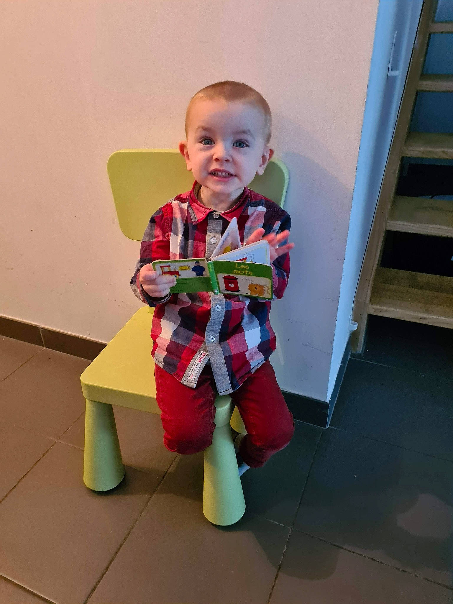 Noé participe au concours pour gagner de l'argent avec cette photo : ankle, baby, baby_toddler_clothing, floor, knee, mouth, person, sock, standing, toddler