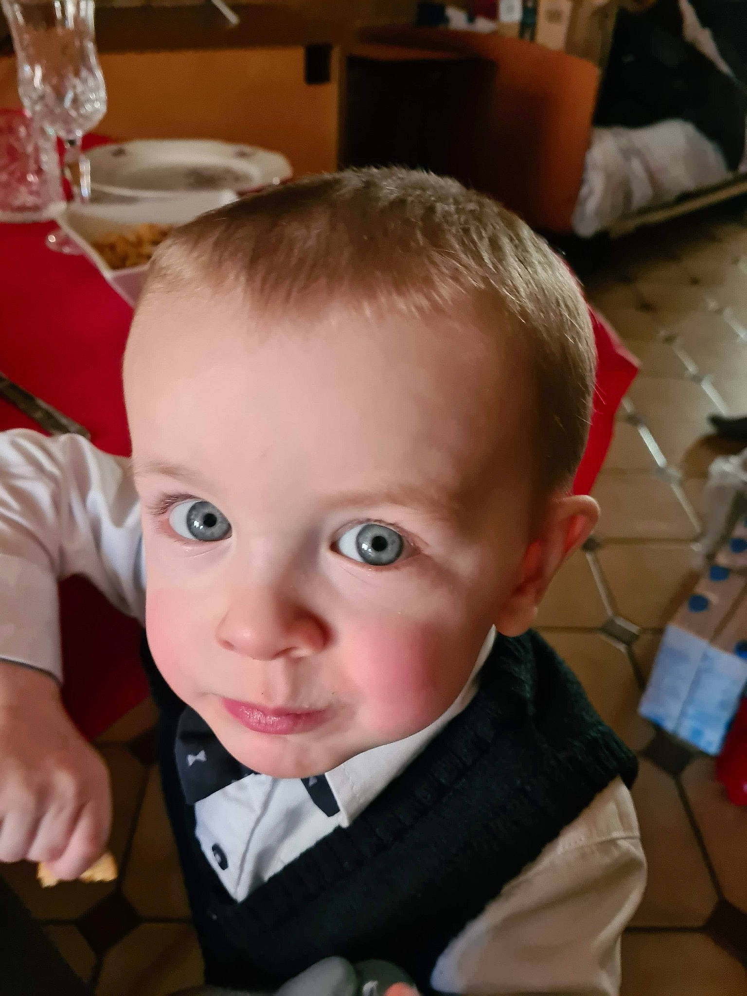 Noé a rejoint le concours — aidez-le/la à gagner de superbes lots ! baby_toddler_clothing, barware, cheek, child, chin, collar, dishware, dress_shirt, drinkware, ear, eye, eyebrow, eyelash, forehead, glass, iris, person, serveware, skin, stemware