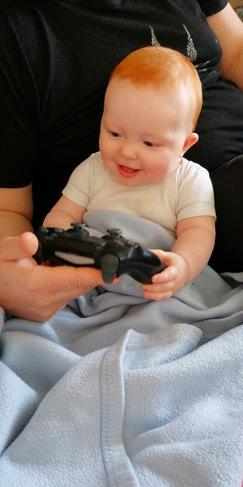 Bellamy a rejoint le concours — aidez-le/la à gagner de superbes lots ! baby, baby_products, baby_toddler_clothing, car_seat, cheek, child, comfort, finger, flooring, gadget, gesture, hand, happy, nail, person, sitting, skin, smile, thumb, toddler