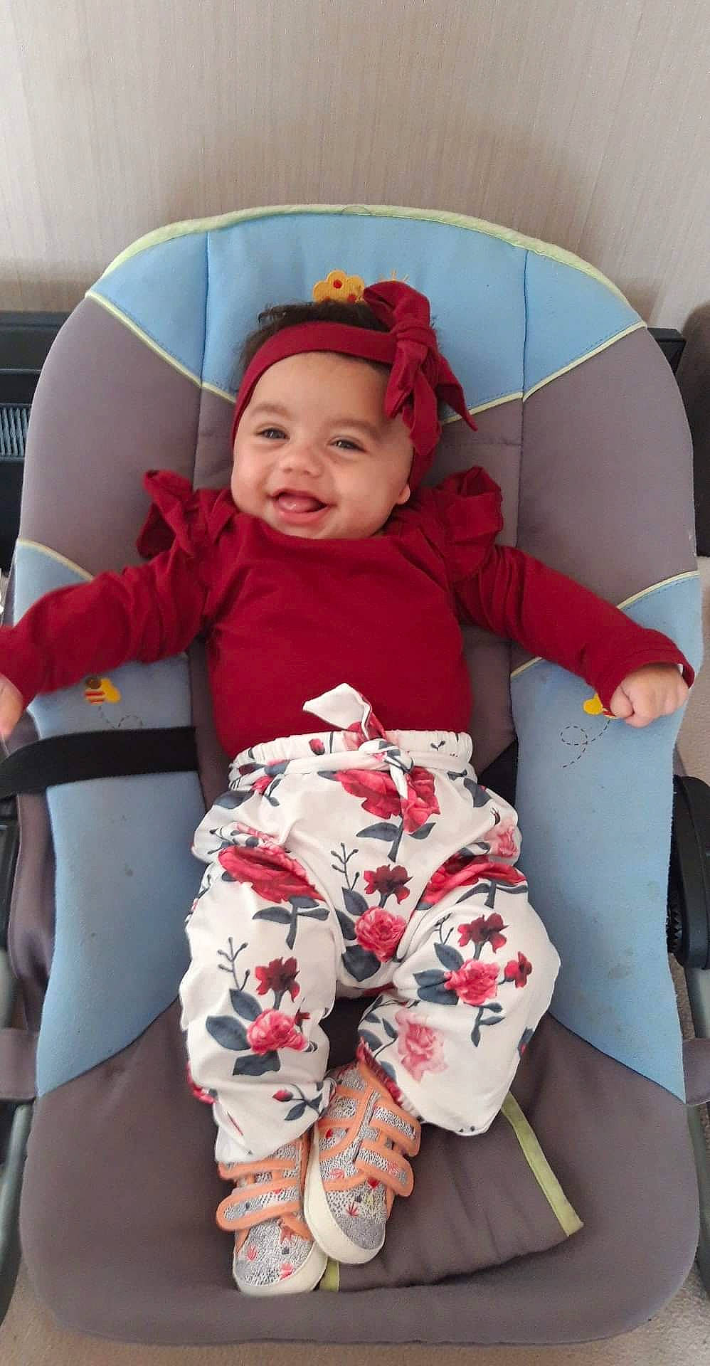 Nour participe au concours pour gagner de l'argent avec cette photo : baby, baby_laughing, baby_products, baby_toddler_clothing, car_seat, child, comfort, fun, happy, head, headwear, joy, lap, mouth, person, pink, red, sitting, skin, sleeve