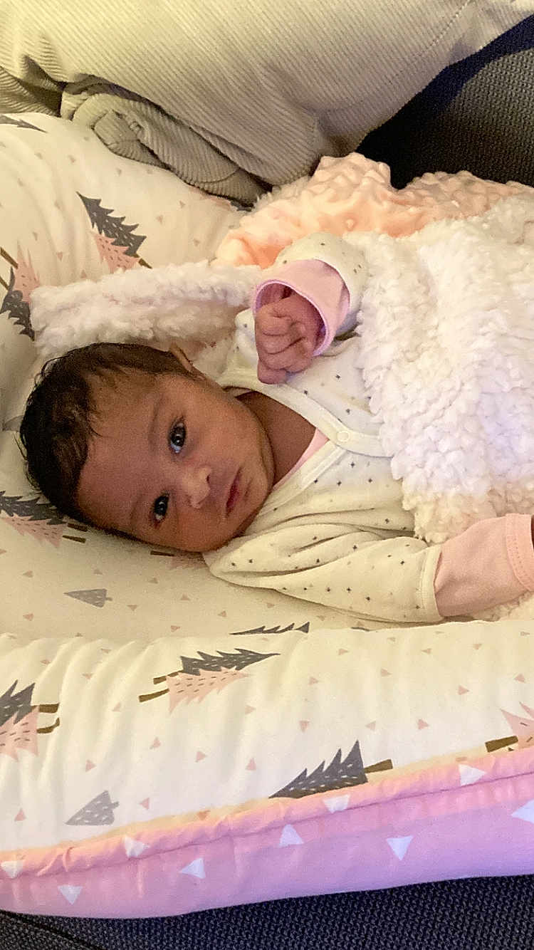 Allyah participe au concours pour gagner de l'argent avec cette photo : baby, infant, blanket, cushion, pillow, sleepwear, indoor, face, portrait, child, newborn, cozy, soft, resting, cute, lying_down, comfort, pink, white, patterned