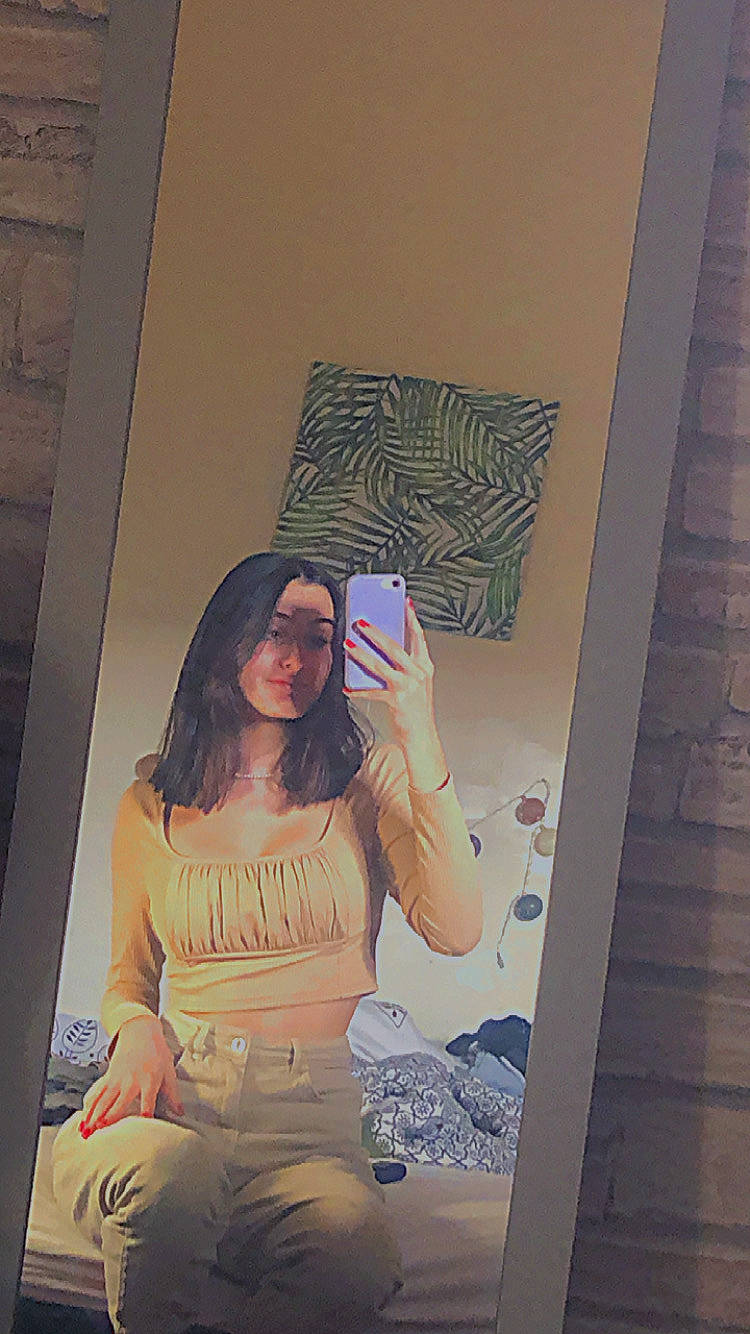 Jade participe au concours pour gagner de l'argent avec cette photo : abdomen, art, eyewear, fashion_design, flash_photography, fun, gesture, human_leg, long_hair, necklace, pattern, person, room, street_fashion, t_shirt, textile, thigh, trunk, vision_care, visual_arts