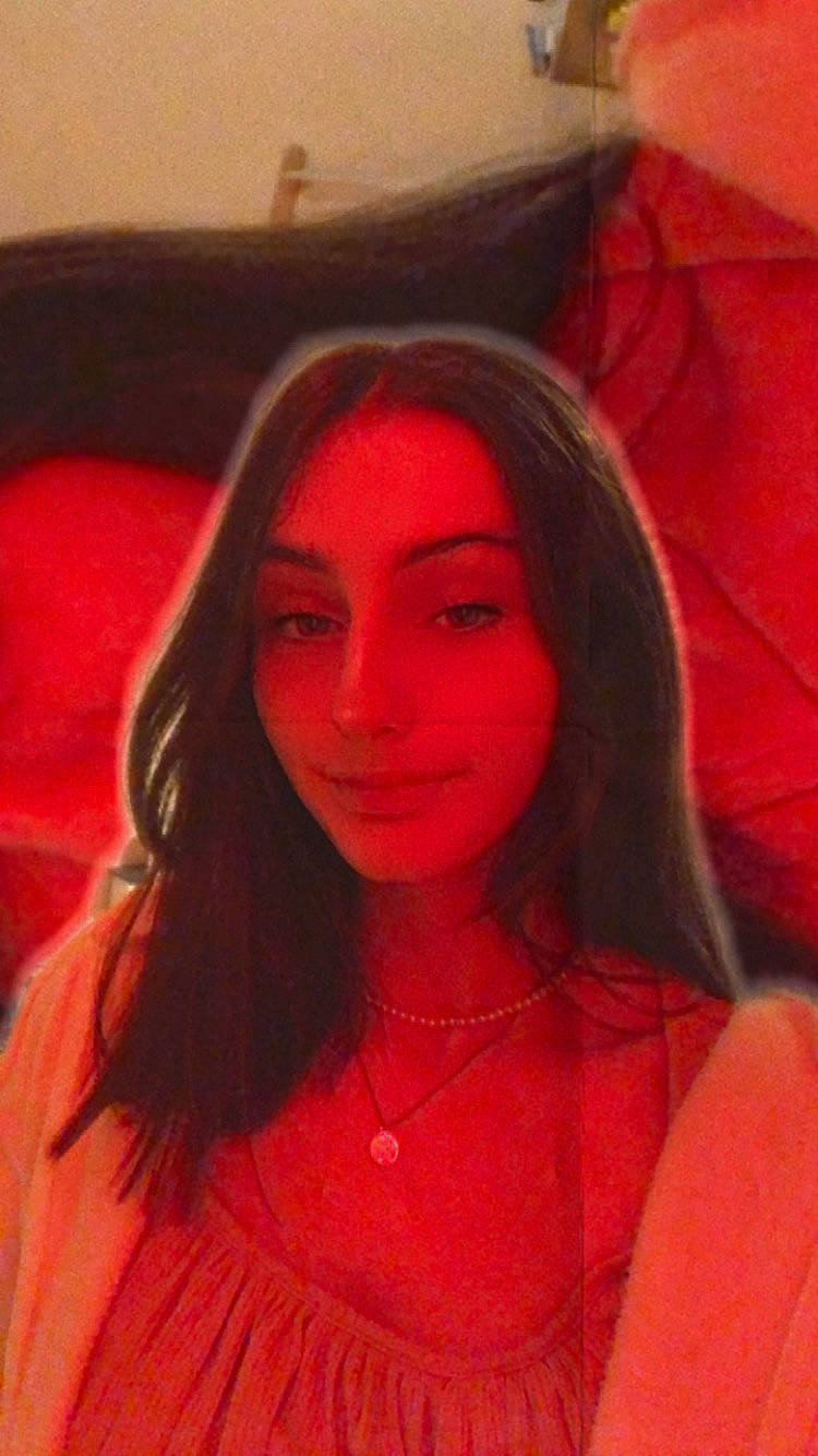 Jade a rejoint le concours — aidez-le/la à gagner de superbes lots ! brown_hair, cheek, chin, comfort, eyebrow, eyelash, flash_photography, forehead, fun, jaw, jewellery, layered_hair, lip, lipstick, long_hair, mouth, necklace, nose, person, red