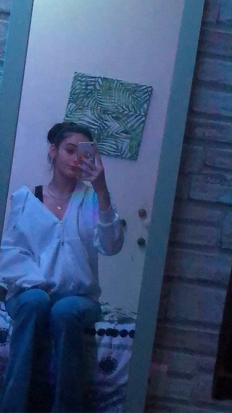 Jade participe au concours pour gagner de l'argent avec cette photo : cool, electric_blue, eyewear, fashion_design, flash_photography, flesh, fun, human_leg, pattern, person, portrait, purple, room, sitting, street_fashion, tints_and_shades, vintage_clothing, visual_arts