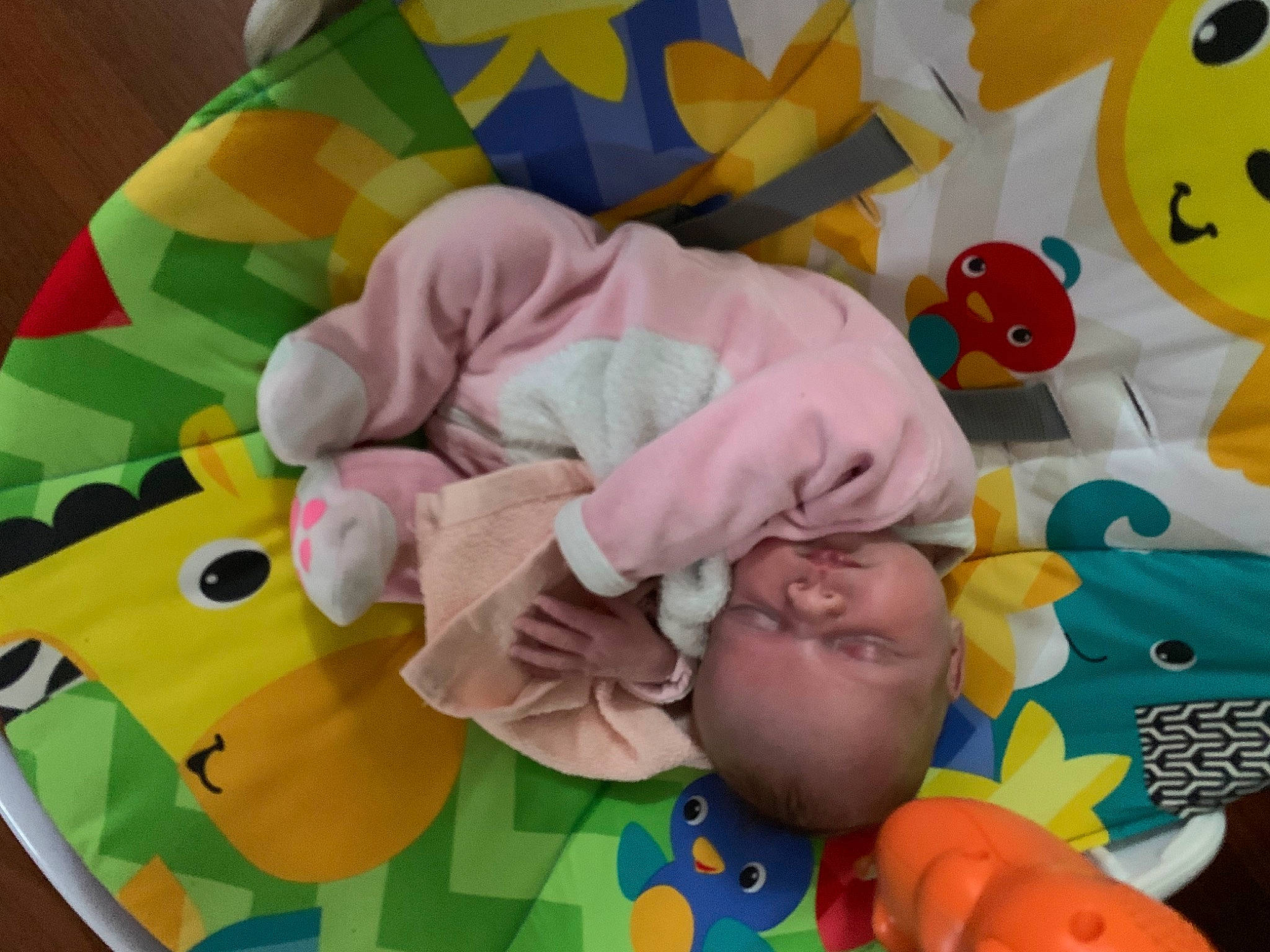 Ambre a rejoint le concours — aidez-le/la à gagner de superbes lots ! baby, baby_products, baby_toddler_clothing, baby_toys, child, comfort, fun, infant_bed, linens, nap, pattern, person, play, playmat, product, room, stuffed_toy, textile, toddler, toy