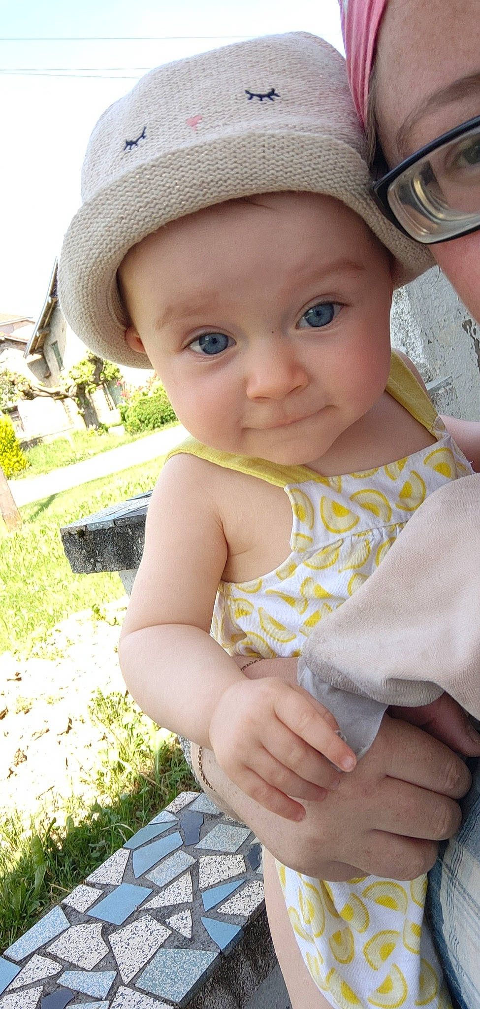 Giulia a rejoint le concours — aidez-le/la à gagner de superbes lots ! baby_toddler_clothing, cap, cheek, chin, eye, face, facial_expression, grass, hand, hat, headwear, human, iris, lip, nose, organ, person, photograph, plant, skin