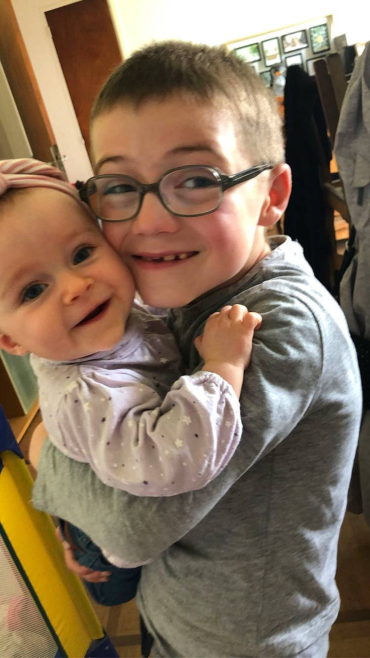 Giulia a rejoint le concours — aidez-le/la à gagner de superbes lots ! cheek, child, eye, eyewear, face, finger, gesture, glasses, hand, happy, head, interaction, iris, joy, mouth, nose, outerwear, person, skin, smile