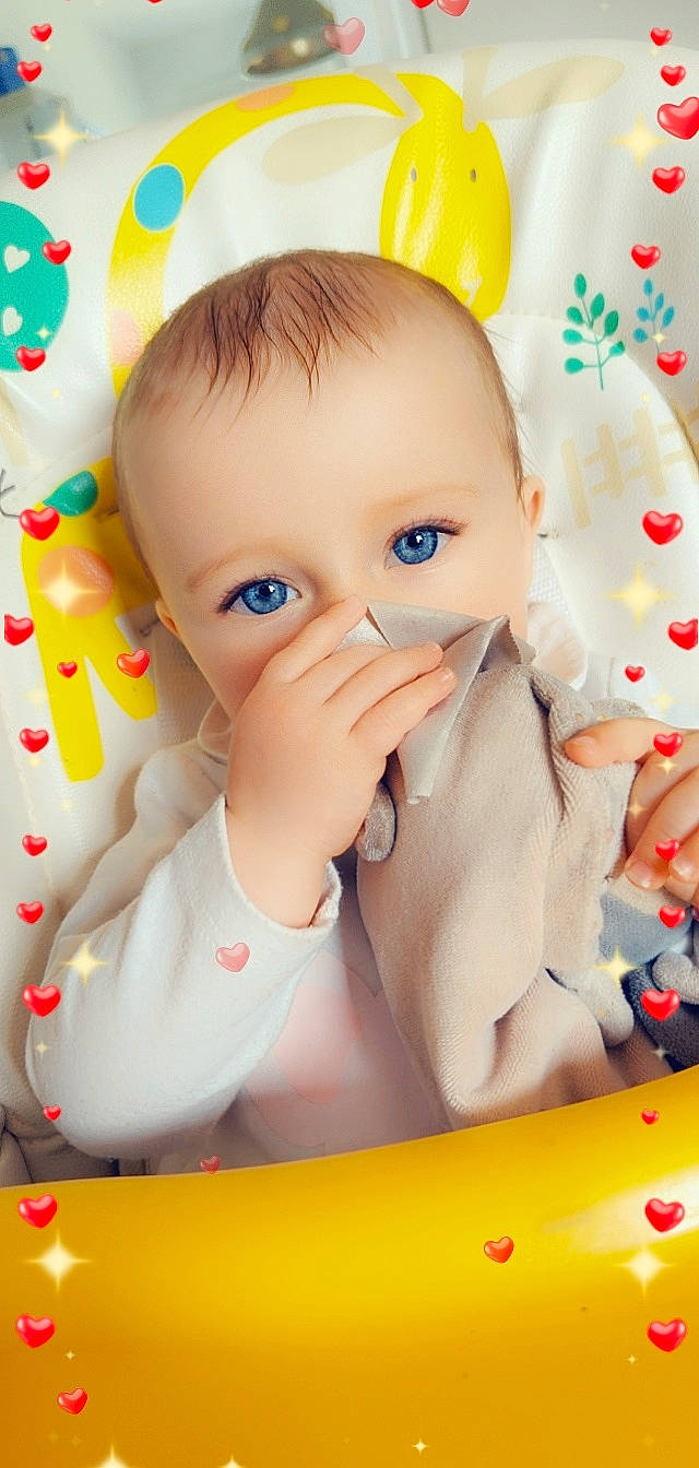 Giulia a rejoint le concours — aidez-le/la à gagner de superbes lots ! arm, baby, baby_playing_with_toys, baby_products, baby_toddler_clothing, baby_toys, cheek, child, facial_expression, finger, fun, happy, mouth, person, photograph, skin, thumb, toddler, toy, white