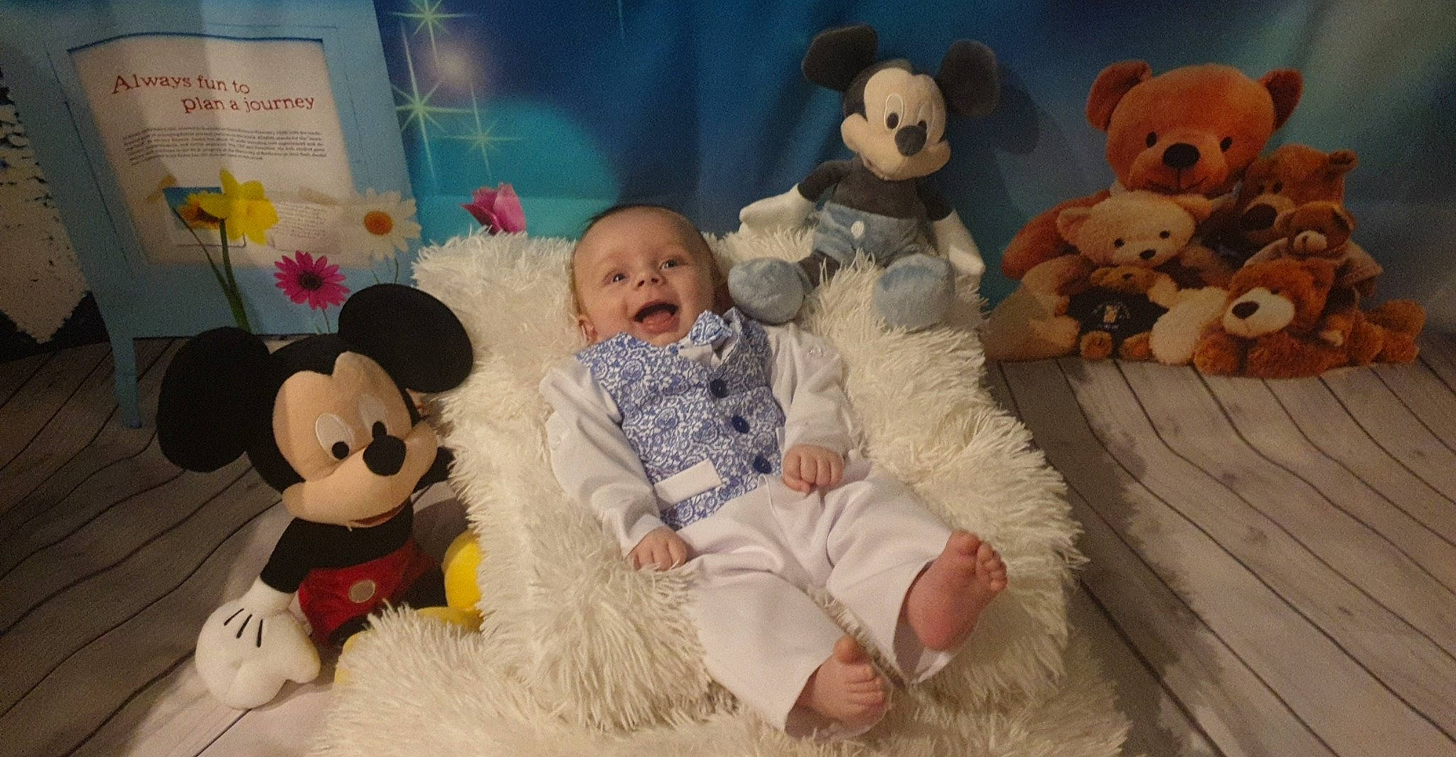Ezékiel participe au concours pour gagner de l'argent avec cette photo : baby, child, fun, fur, person, plush, room, smile, stuffed_toy, teddy_bear, toddler, toy