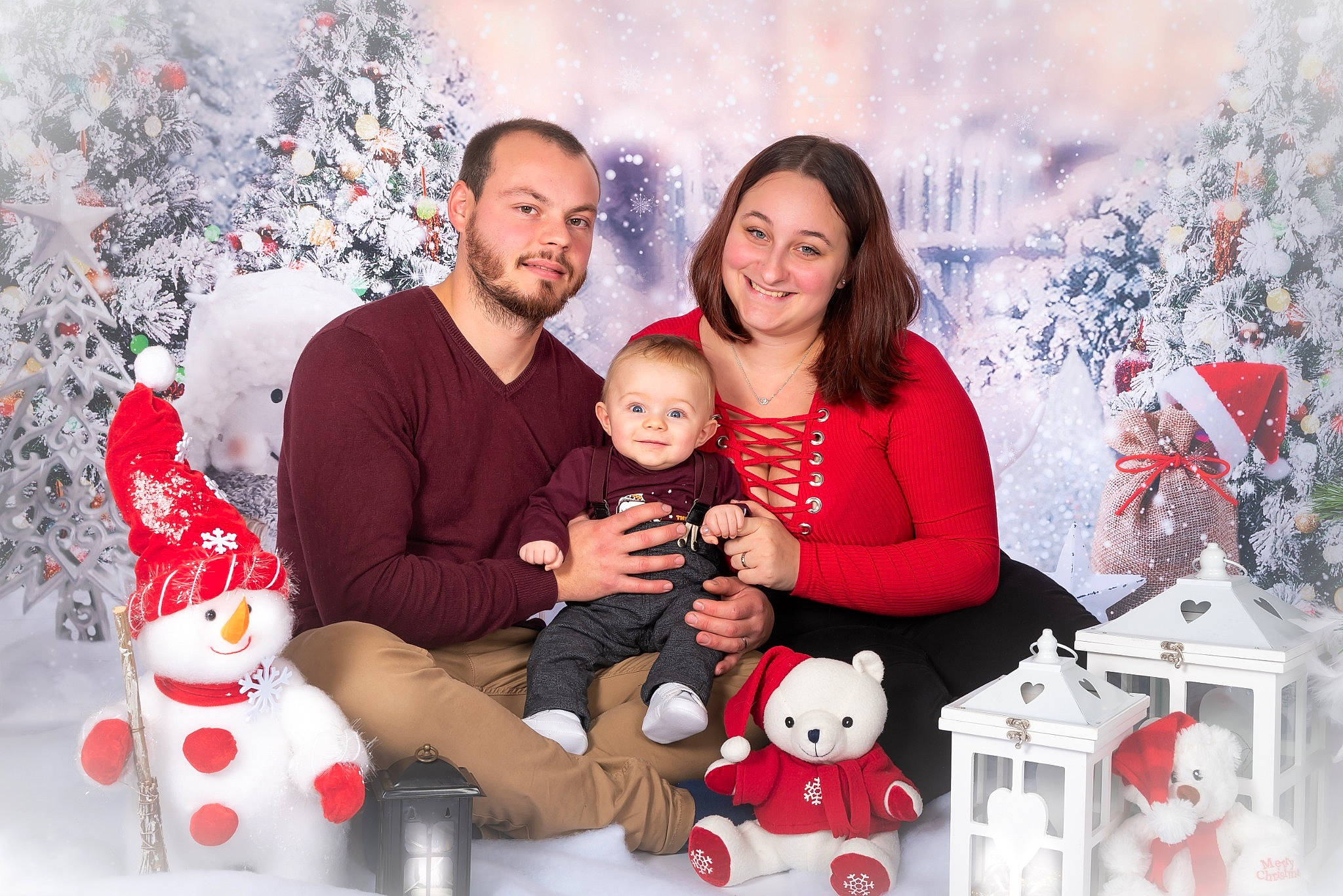 Ezékiel participe au concours pour gagner de l'argent avec cette photo : child, christmas, christmas_decoration, christmas_eve, christmas_tree, daughter, event, family, family_taking_photos_together, holiday, joy, people, person, red, toddler