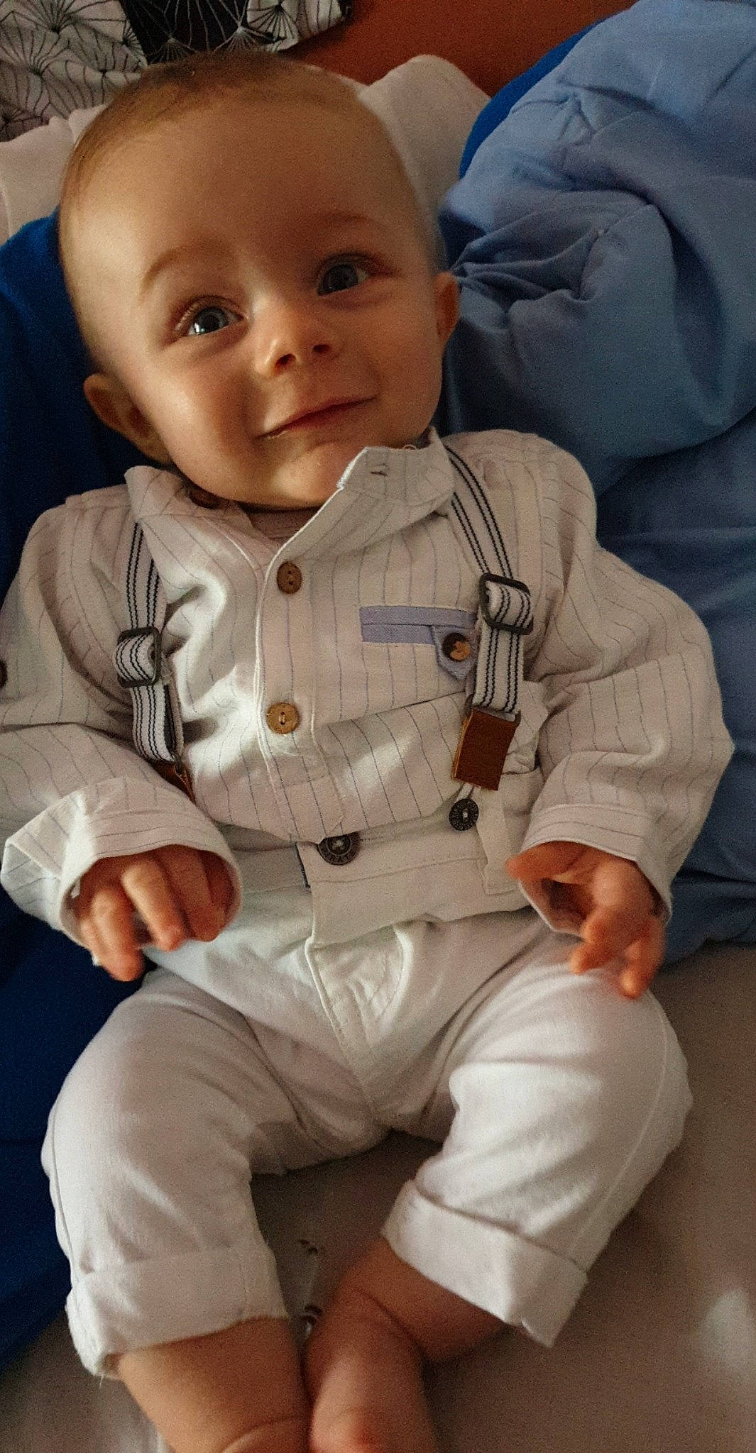 Ezékiel a rejoint le concours — aidez-le/la à gagner de superbes lots ! arm, baby, cheek, child, person, sitting, toddler