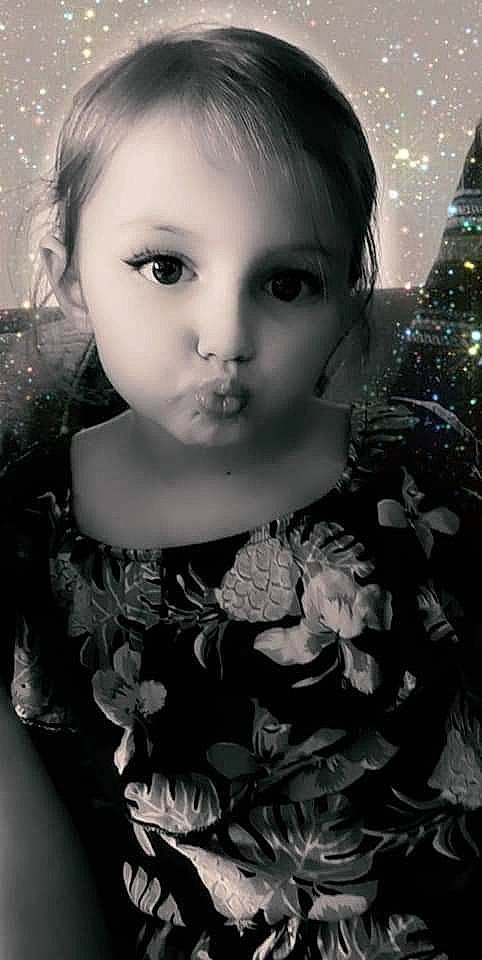 Lahyna a rejoint le concours — aidez-le/la à gagner de superbes lots ! black, black_and_white, dress, eye, eyelash, face, fashion, flash_photography, hairstyle, happy, head, human, human_body, iris, lip, organ, person, plant, skin, standing