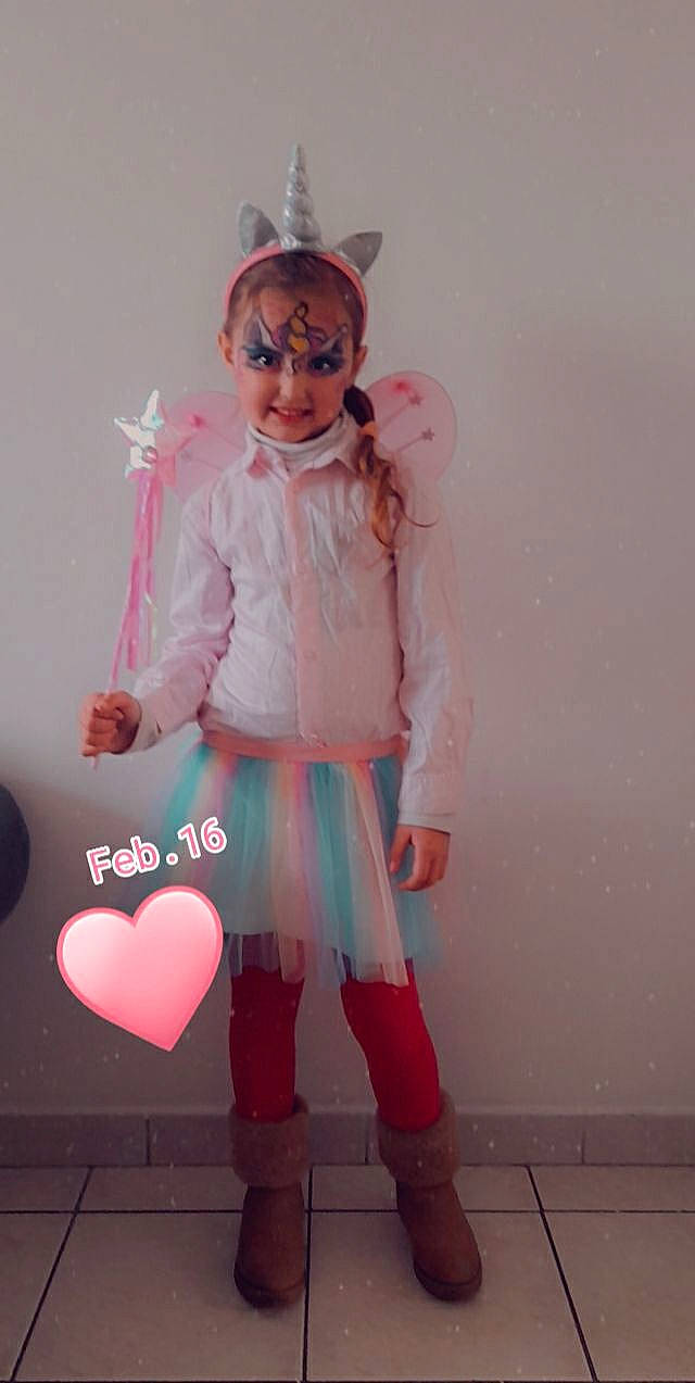 Lahyna participe au concours pour gagner de l'argent avec cette photo : blond, boot, child, event, eyewear, fashion_accessory, fashion_design, fun, glasses, happy, human_leg, knee, magenta, pattern, person, personal_protective_equipment, pink, sunglasses, textile, thigh