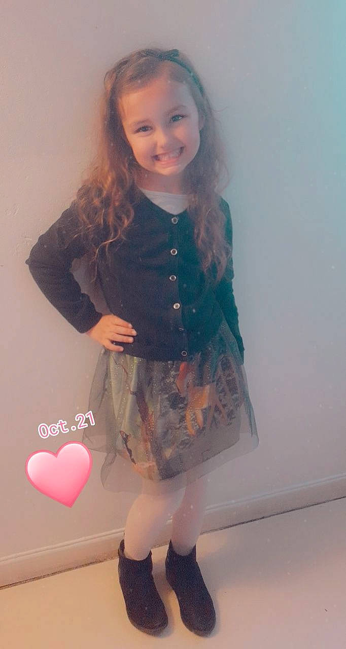 Lahyna a rejoint le concours — aidez-le/la à gagner de superbes lots ! cool, fashion, fashion_design, hair, human_body, joy, knee, lip, neck, organ, person, pink, shoulder, skin, sleeve, smile, standing, street_fashion, t_shirt, thigh